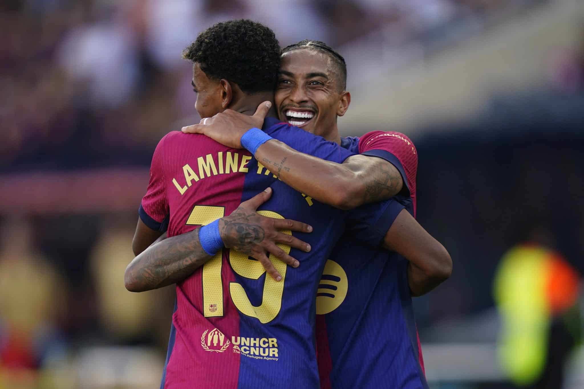 Raphinha abra&ccedil;a Lamine Yamal em Barcelona x Real Valladolid por La Liga, em agosto de 2024. Foto: Icon Sport