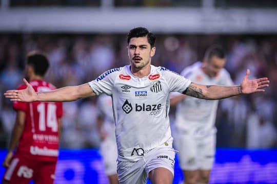 Com direito a gol redentor, Santos vence o Vila Nova e conta as horas para o acesso