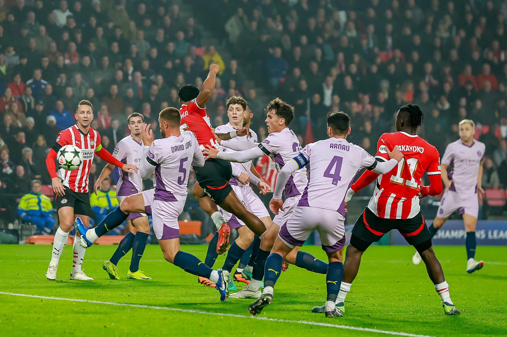 Gol que partiu de lateral na Champions foi irregular? Veja o que diz a regra