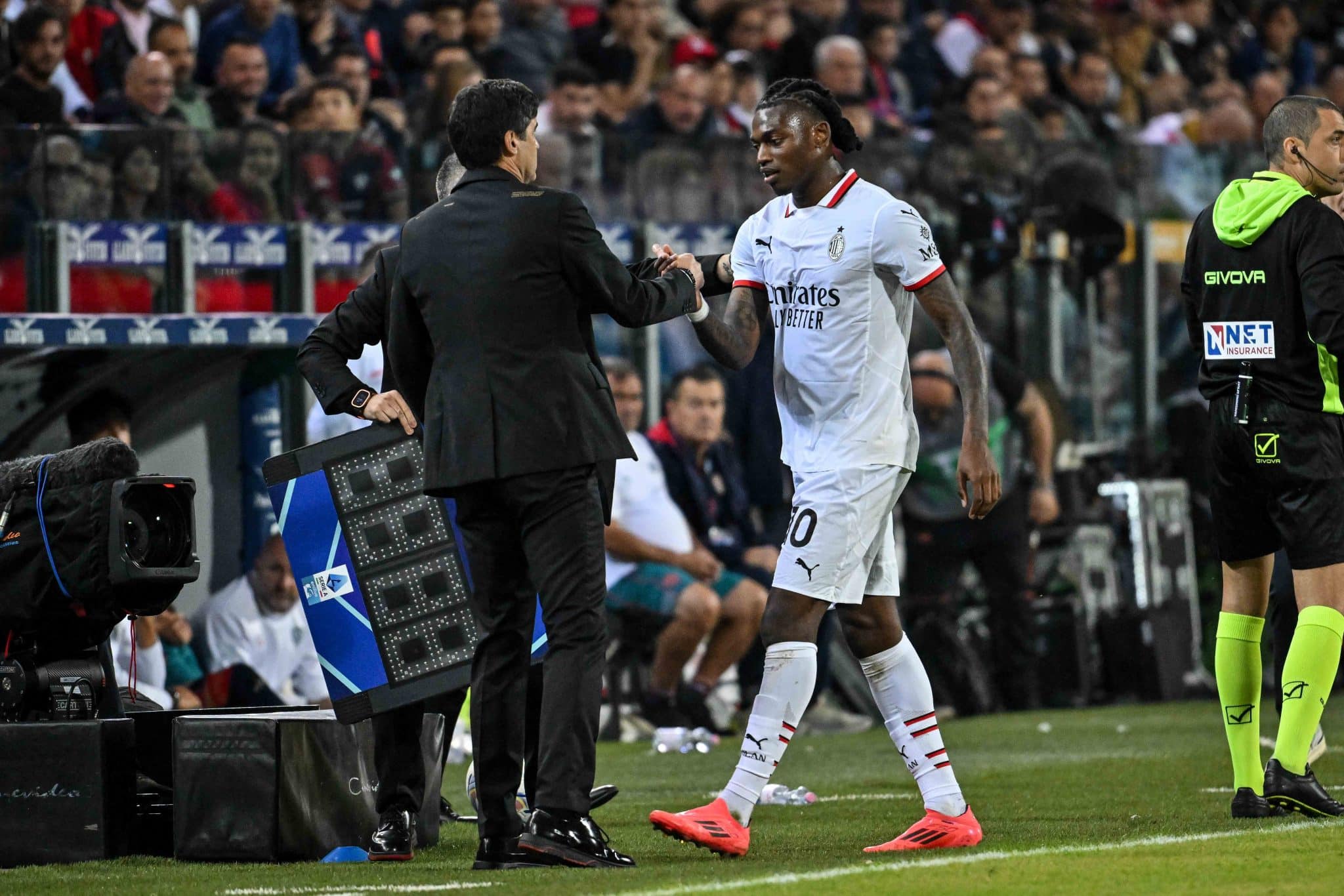 Paulo Fonseca cumprimenta Rafael Leão na saída de campo