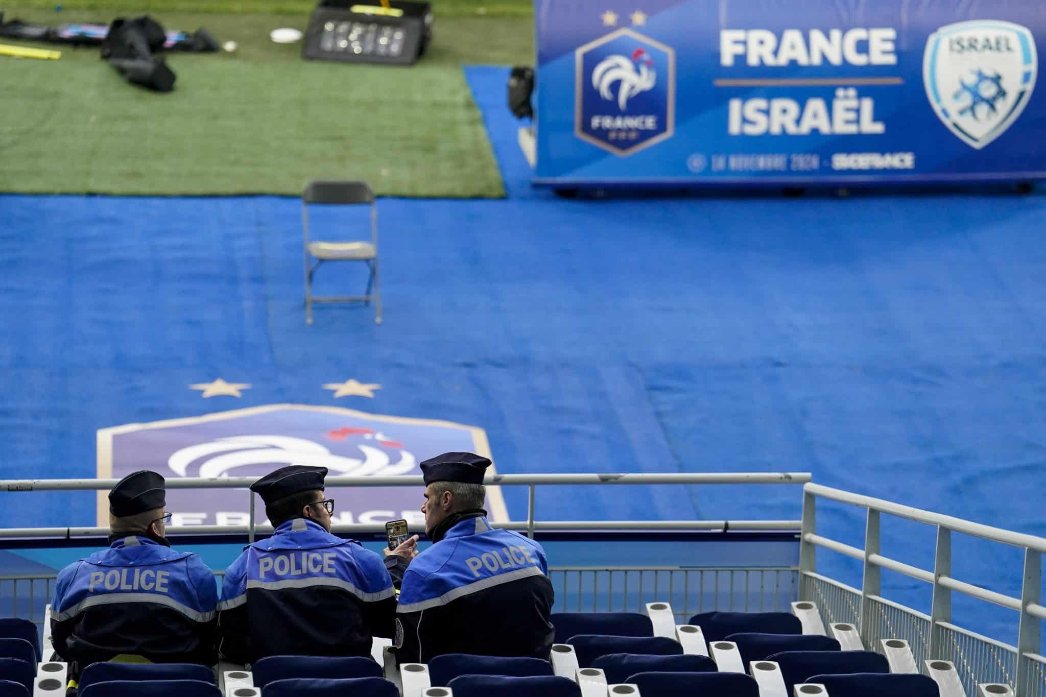 Policiais presentes no treino da sele&ccedil;&atilde;o francesa, no Stade de France