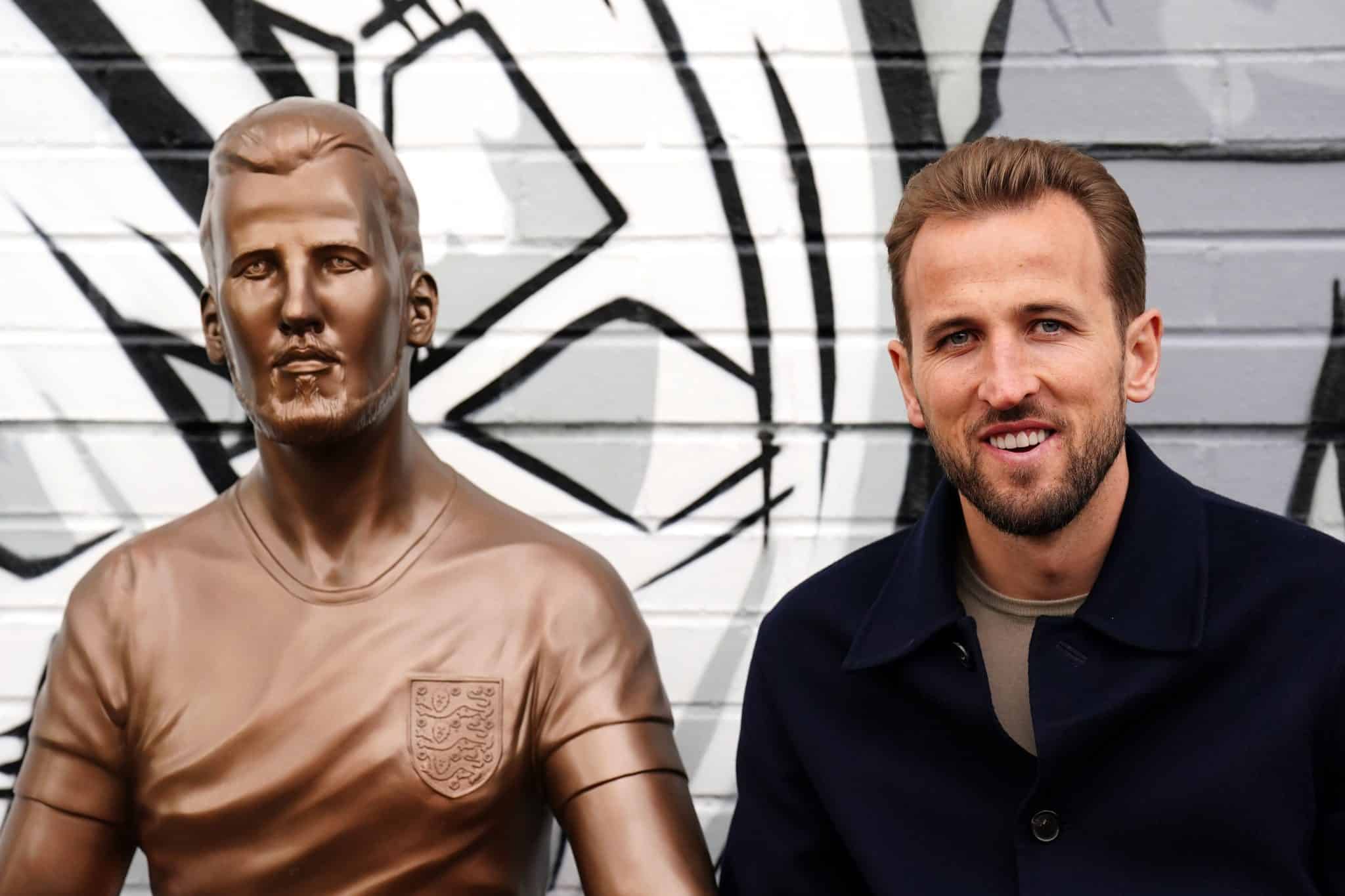 Foto: (IconSport) - Harry Kane posa ao lado de sua est&aacute;tua em tamanho real, em Londres
