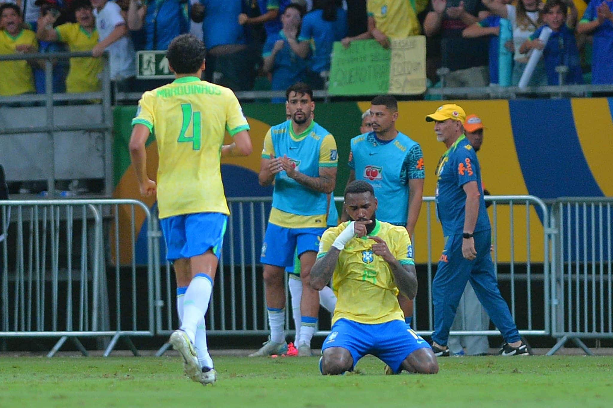 Gerson vibra com gol pelo Brasil