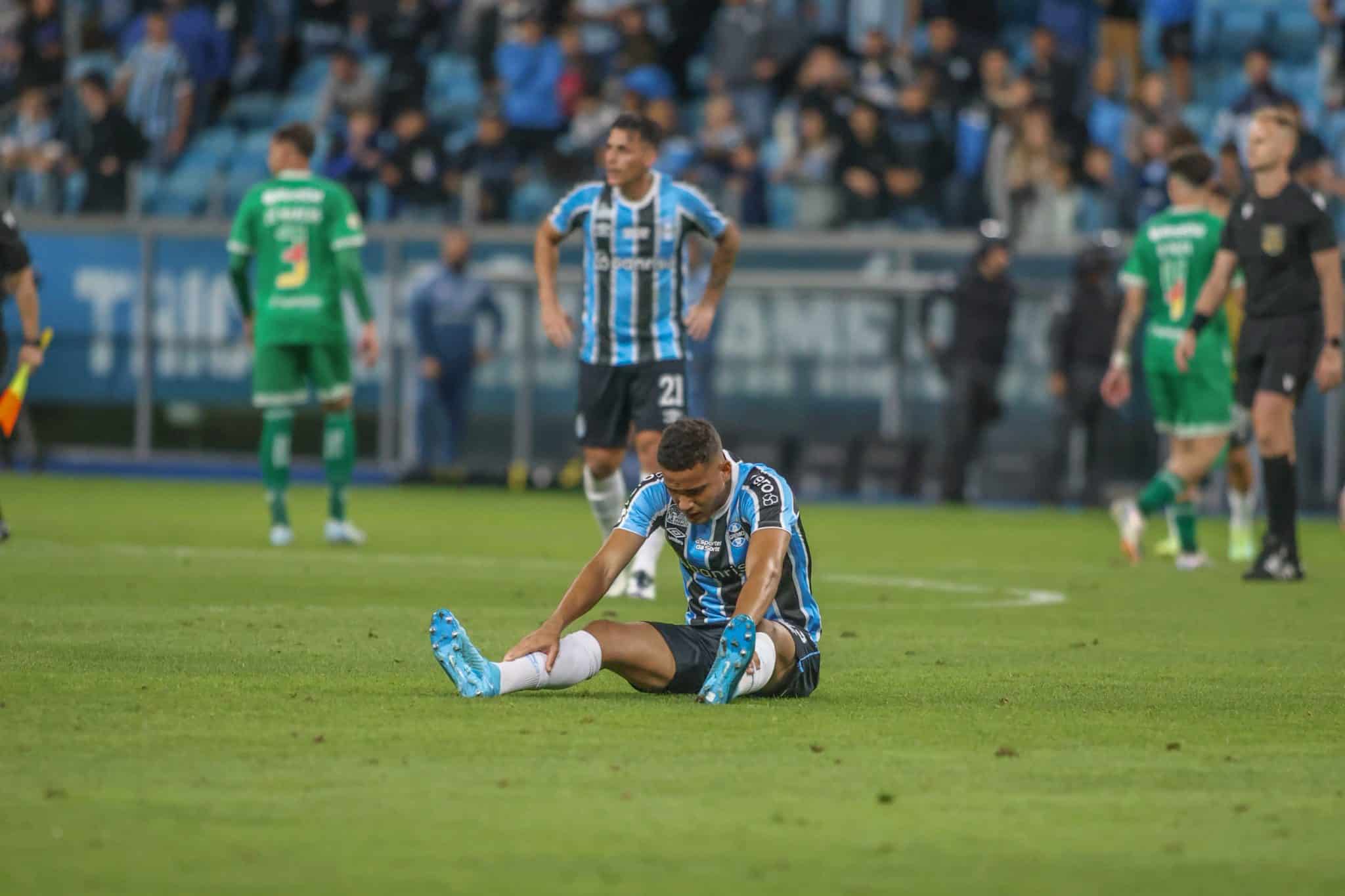 Vaias e apreens&atilde;o: Gr&ecirc;mio segue flerte com o rebaixamento em empate contra o Juventude