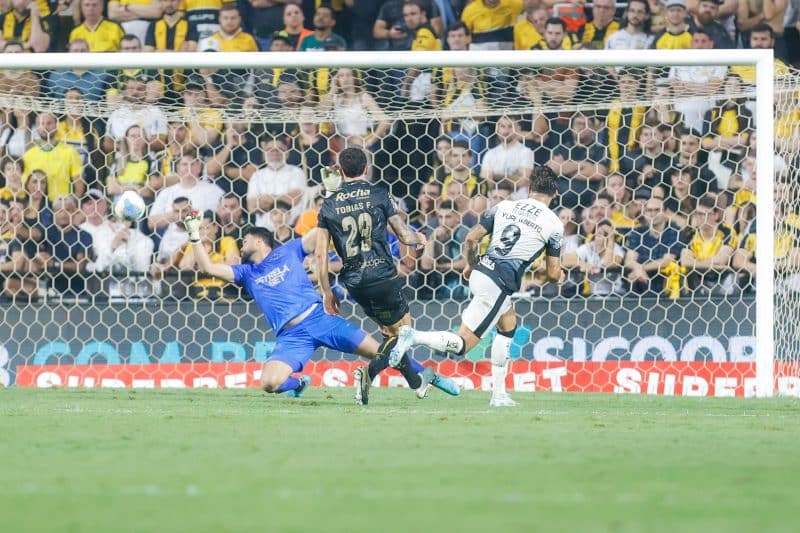 Corinthians supera até mascote para manter sonho vivo no Brasileirão