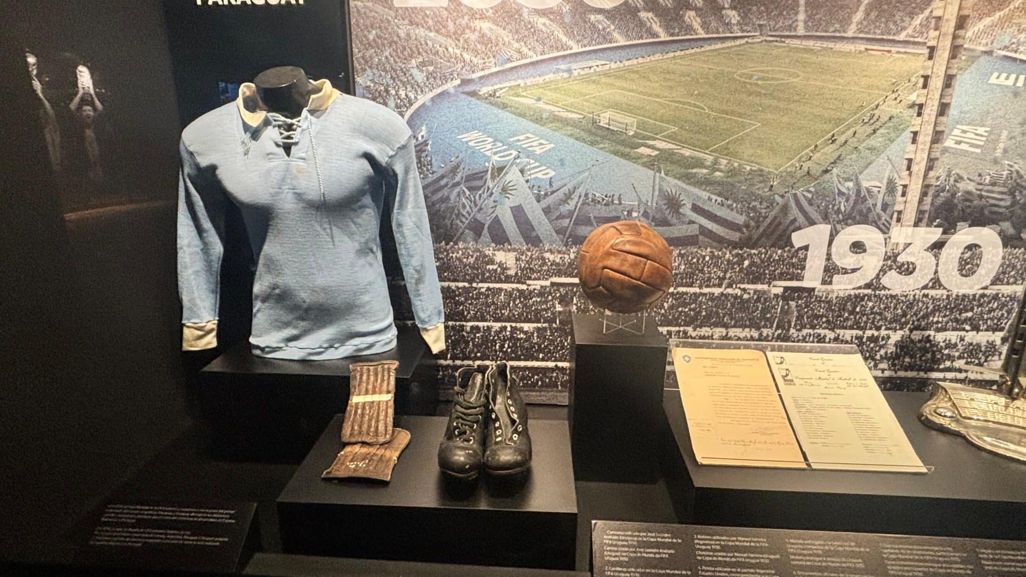 Uniforme, chuteiras e bola utilizados pela Sele&ccedil;&atilde;o Uruguaia na Copa do Mundo de 1930