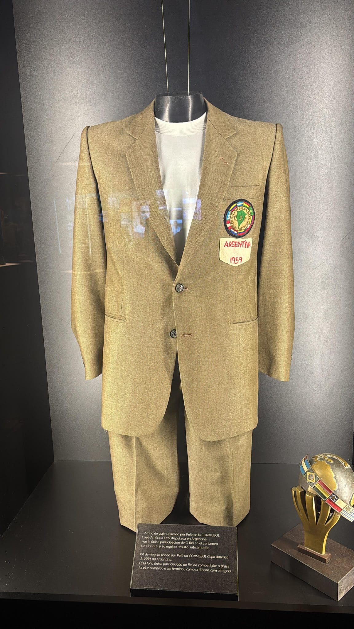 Terno de viagem utilizado por Pel&eacute; na Copa Am&eacute;rica de 1959