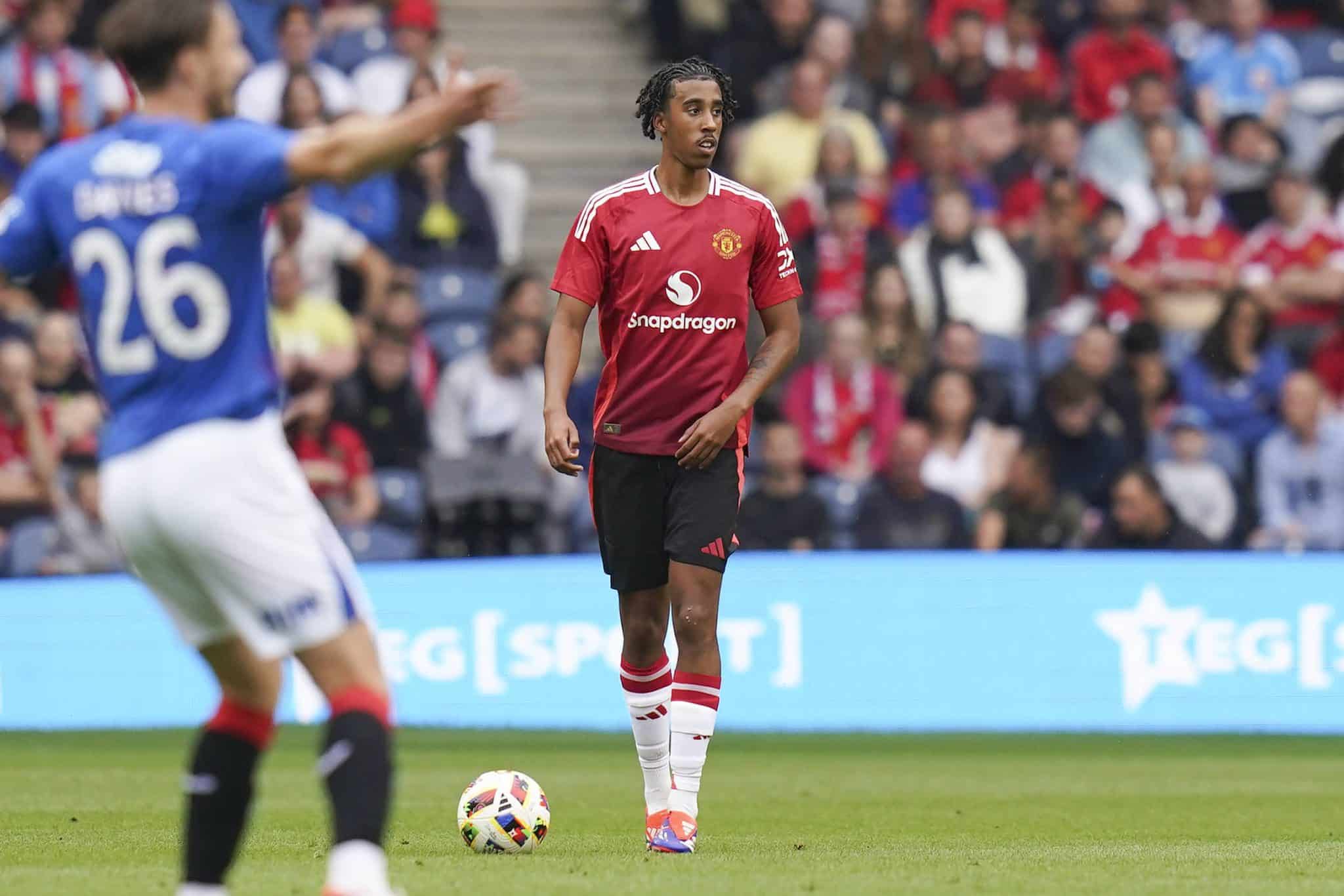 Leny Yoro voltou aos treinos do Manchester United e pode ser titular com Ruben Amorim