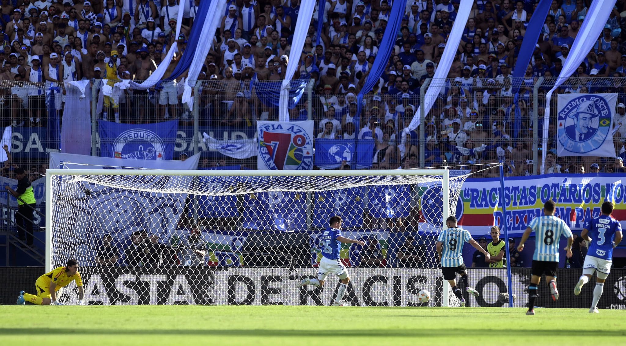 Mart&iacute;nez livre para marcar o segundo gol do Racing