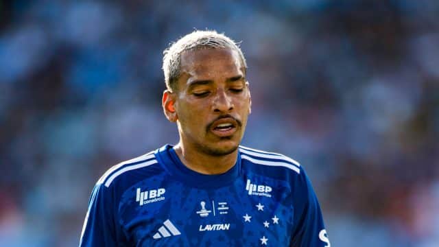 Chorando copiosamente, Romero e Matheus Pereira desabafam ap&oacute;s derrota do Cruzeiro