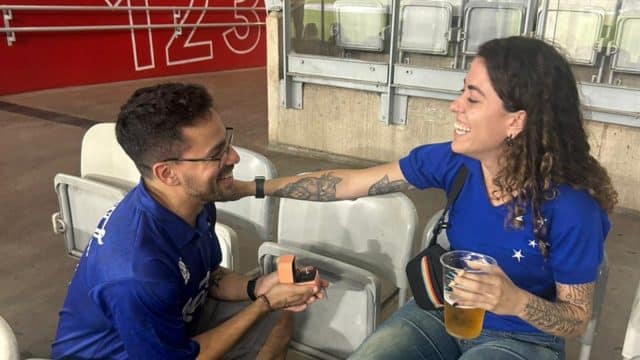 Noiva pedida em casamento em Cruzeiro x Gr&ecirc;mio no Mineir&atilde;o se emociona: &lsquo;Foi perfeito&rsquo;