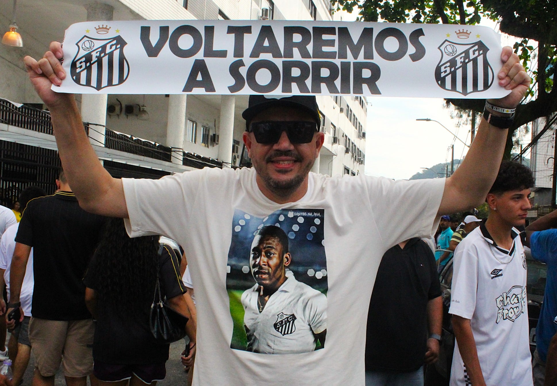 Torcedor na porta da Vila Belmiro