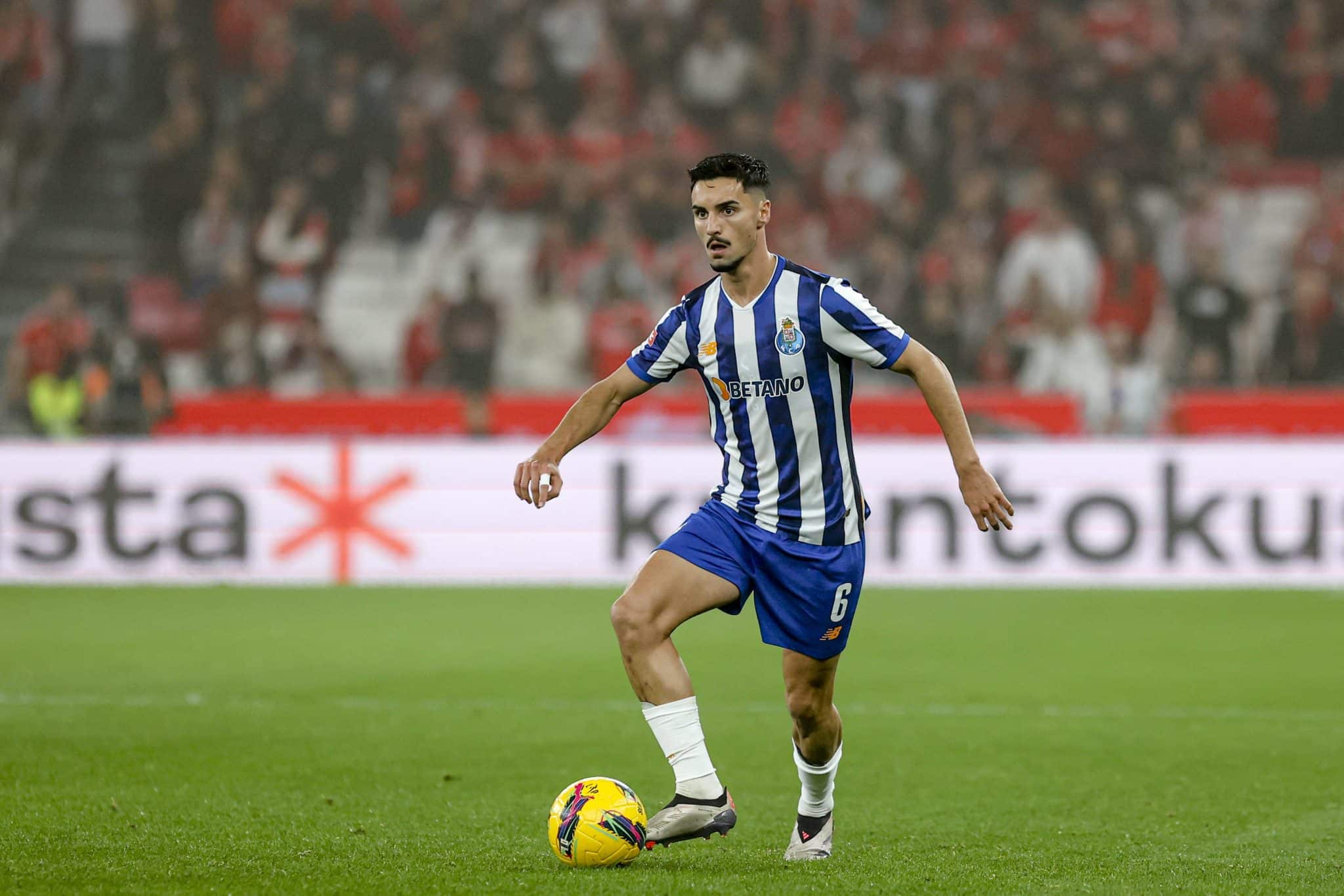 Stephen Eustaquio do Porto chama a aten&ccedil;&atilde;o do Toronto FC da MLS