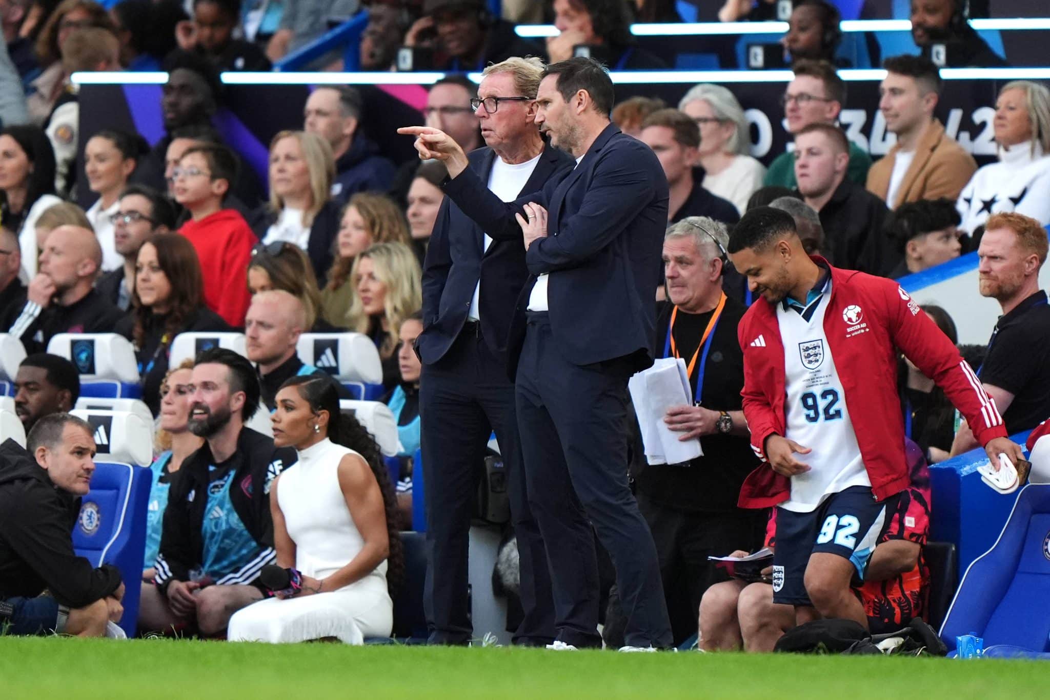 Lampard tem carreira mais consolidada como treinador da Premier League, mas terá concorrência forte por cargo na Championship