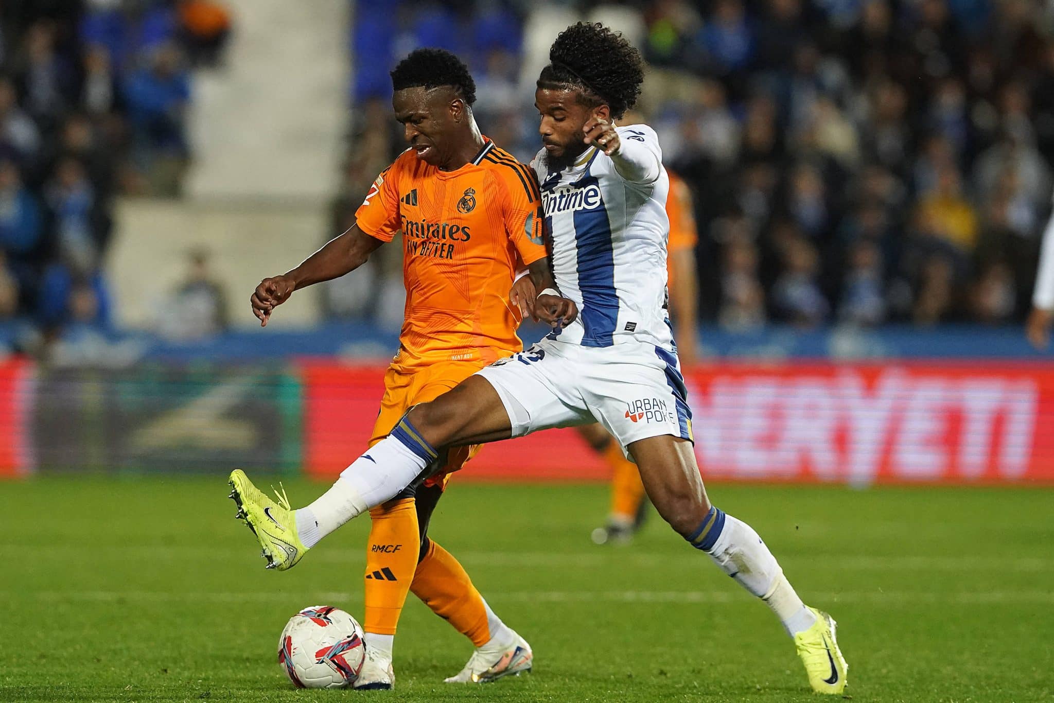 Vinicius Junior foi diagnosticado com uma les&atilde;o no b&iacute;ceps femoral da perna esquerda e ficar&aacute; fora por pelo menos tr&ecirc;s semanas