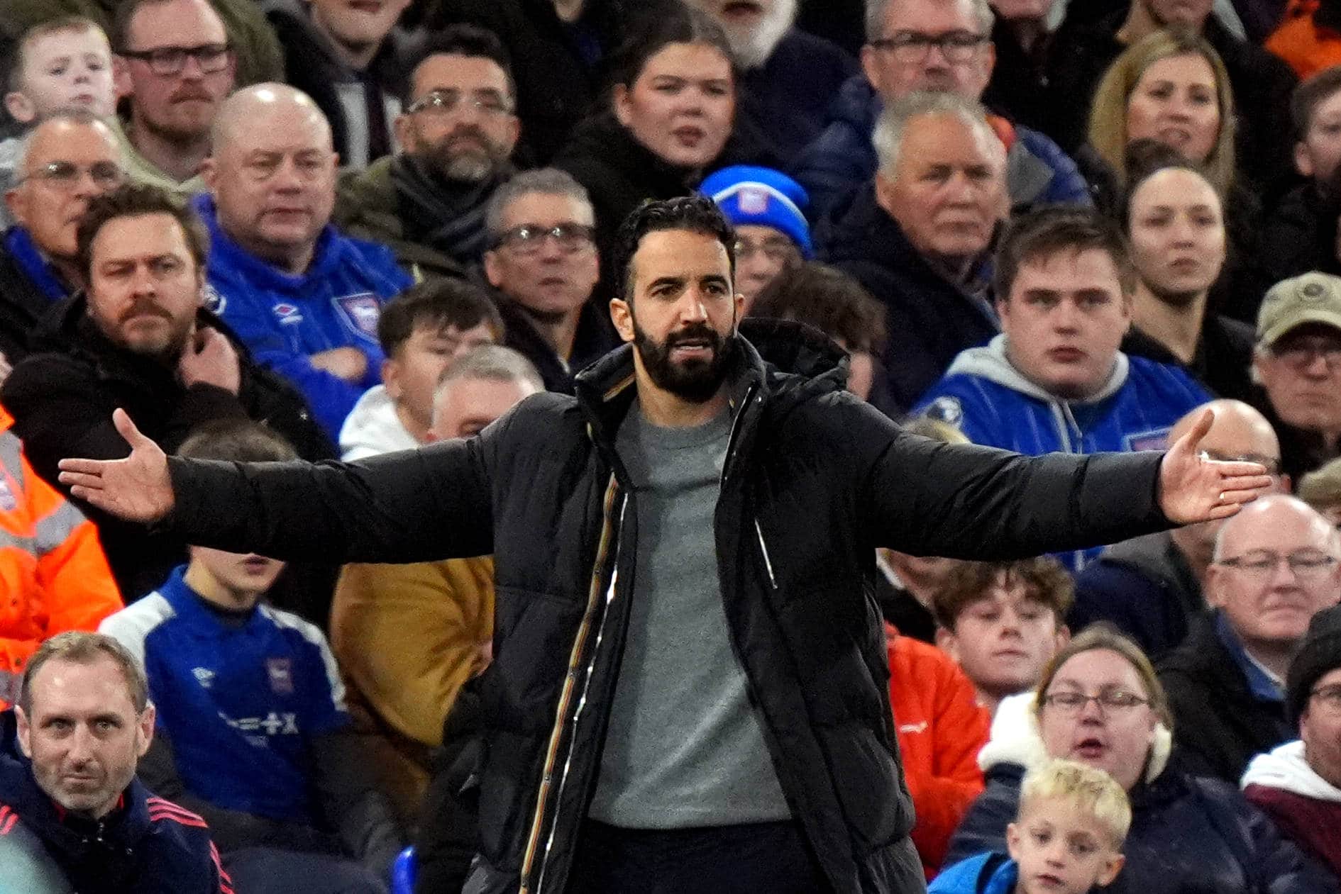 R&uacute;ben Amorim pede paci&ecirc;ncia a torcida do United e projeta dificuldades at&eacute; equipe se adaptar a seu novo modelo de jogo