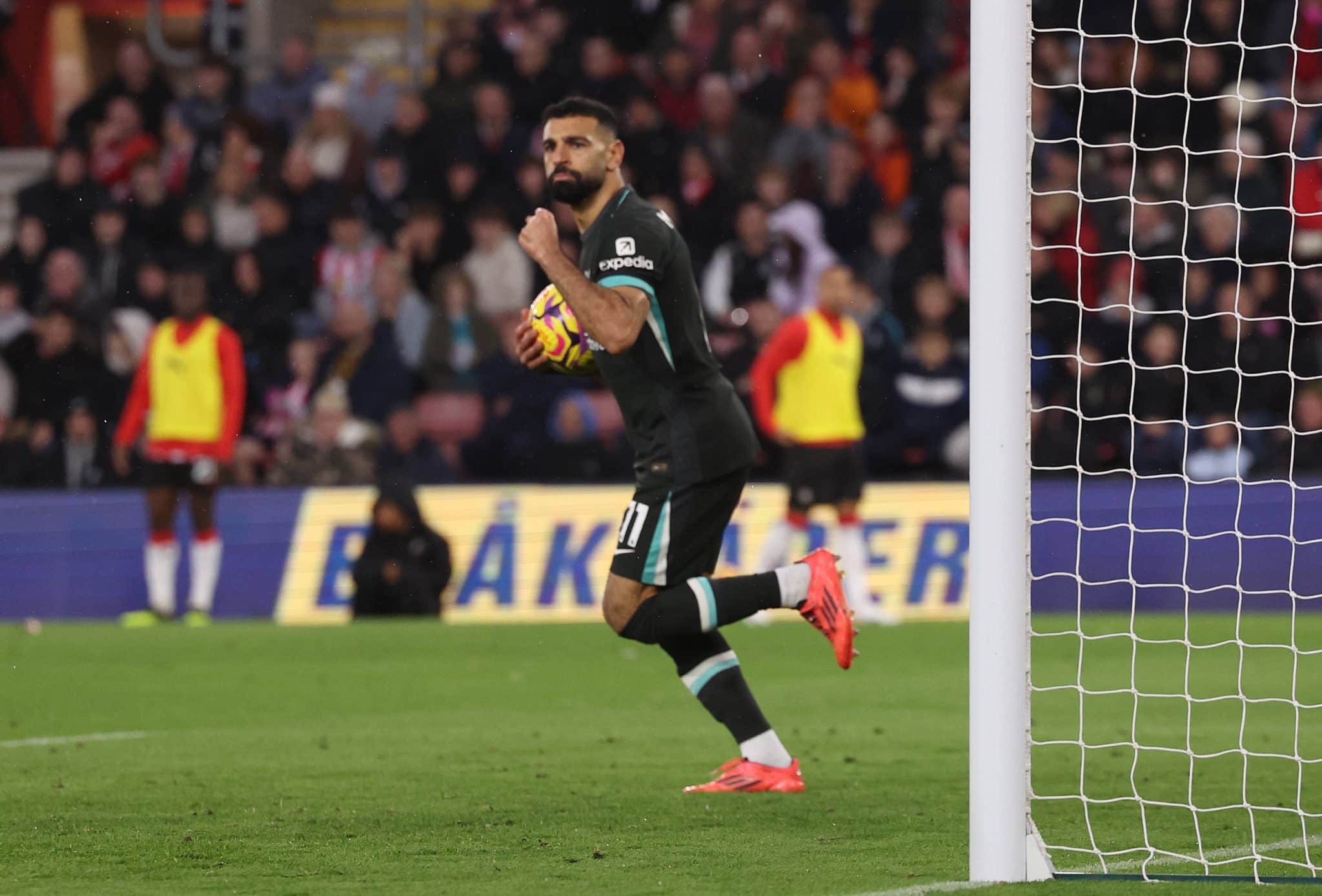 Salah comemora um de seus dois gols na vit&oacute;ria do Liverpool sobre o Southampton pela Premier League