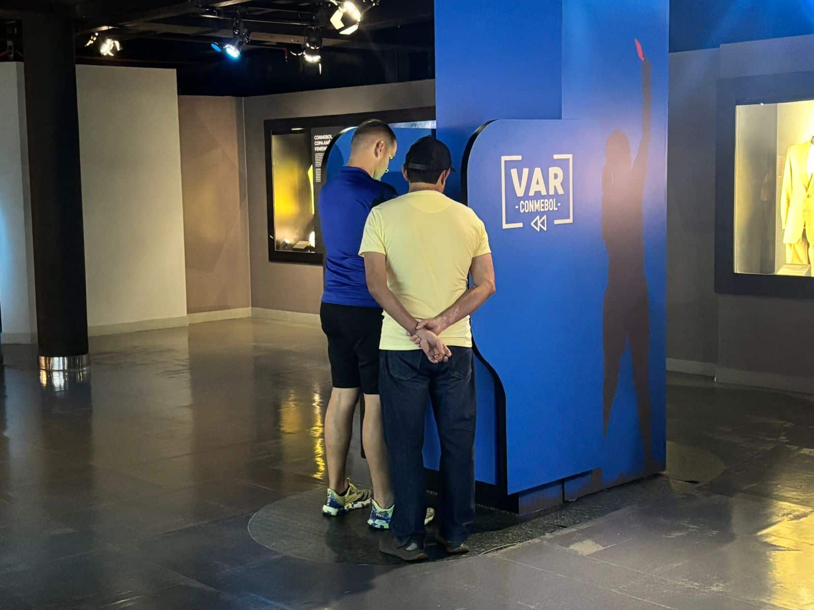 Torcedores do Cruzeiro se divertem no VAR interativo