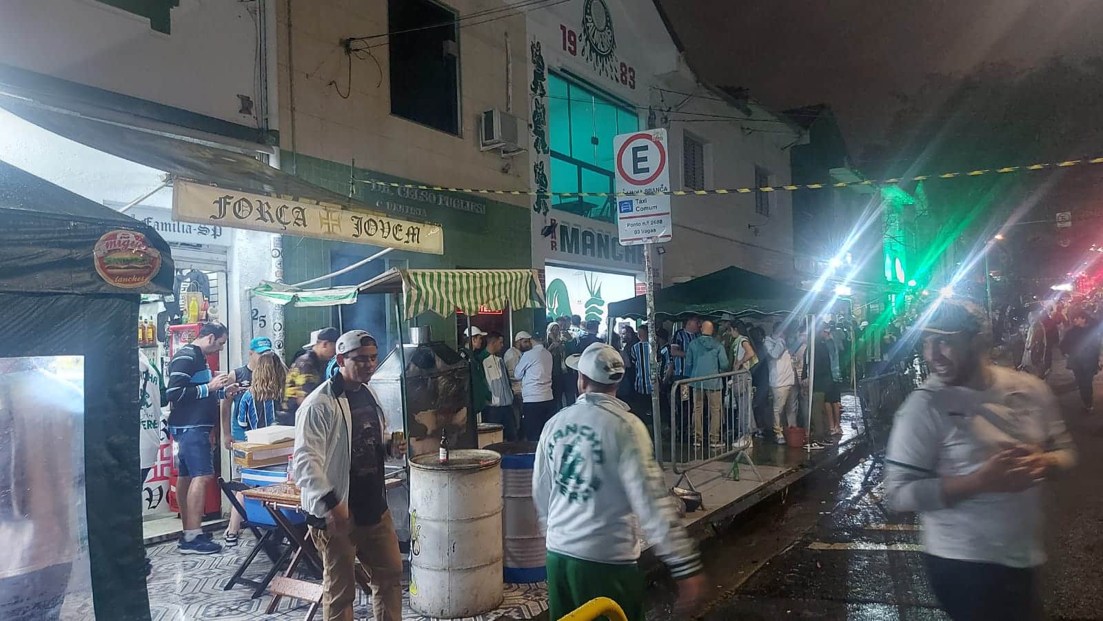 Torcedores de Vasco, Palmeiras e Gr&ecirc;mio, juntos antes de jogo no Allianz Parque.