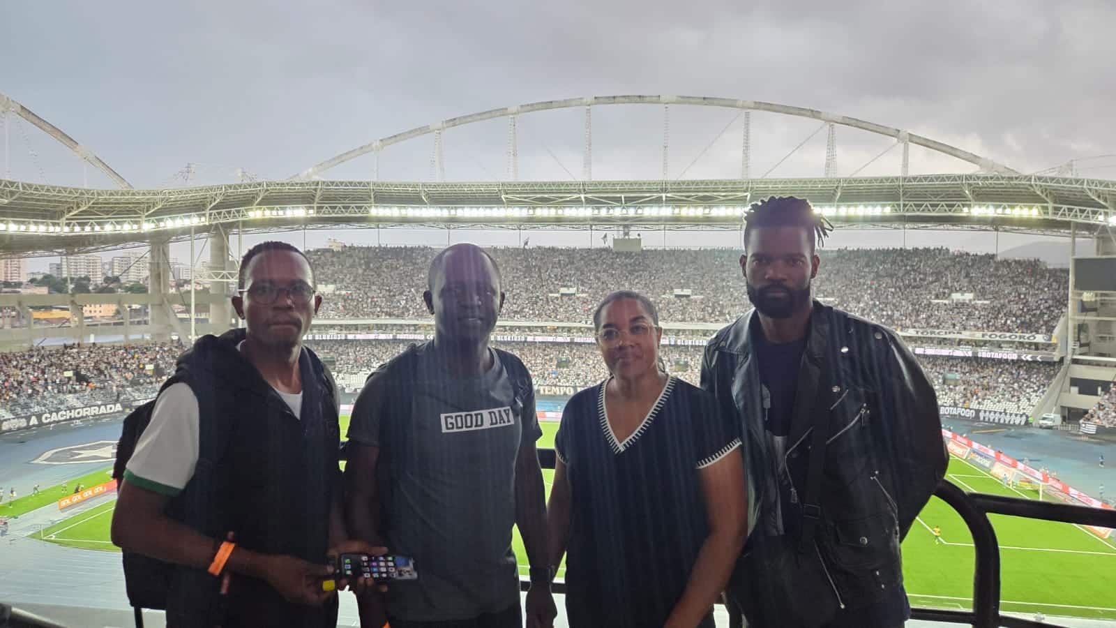 Equipe da TV P&uacute;blica da Angola esteve no Brasil para produzir um especial sobre o zagueiro Bastos, do Botafogo (Foto: Gabriel Rodrigues/Trivela)