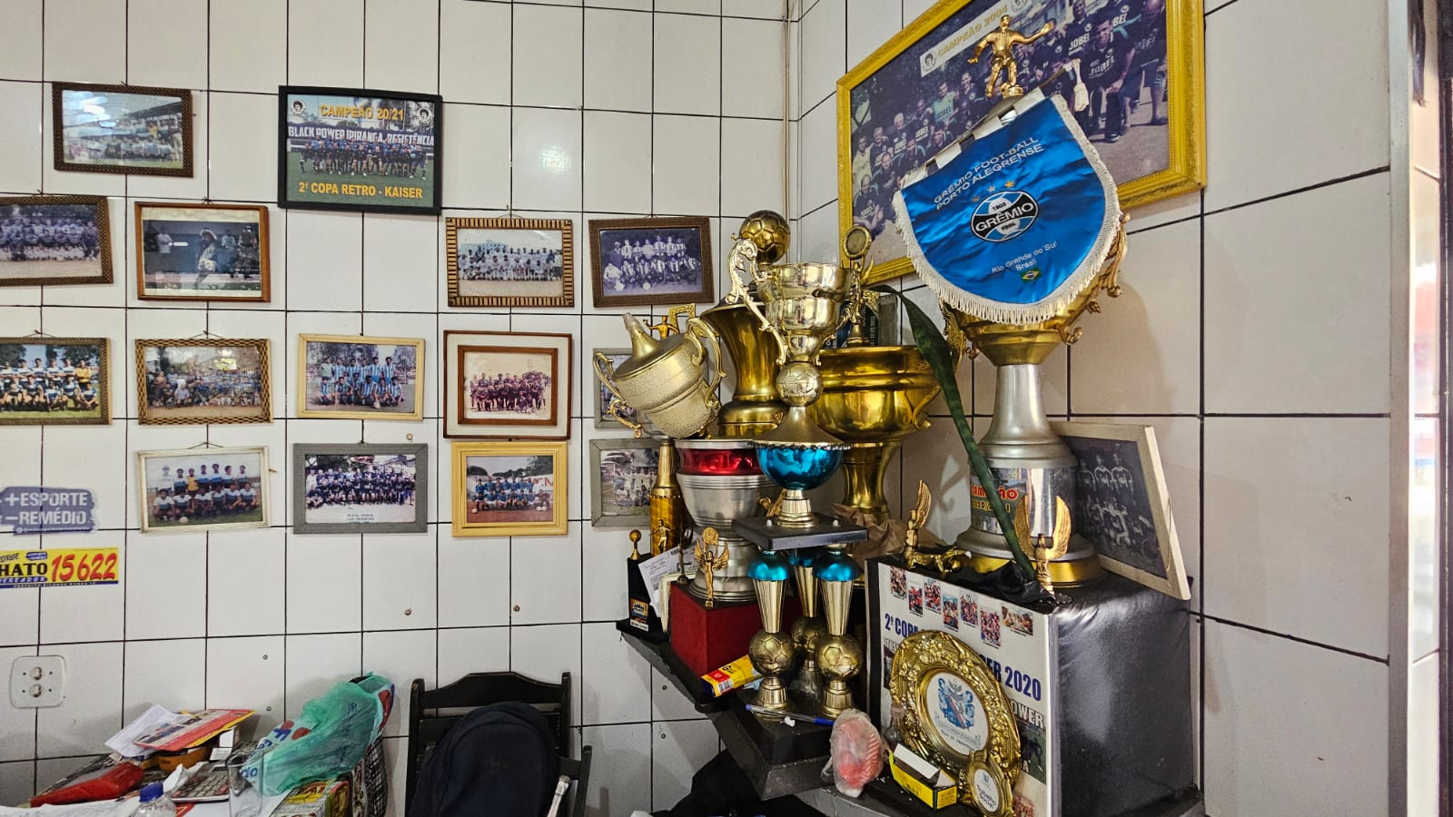 Trof&eacute;us e fotos hist&oacute;ricas decoram o bar que funciona como sede do Black Power (Foto: Gabriel Rodrigues/Trivela)