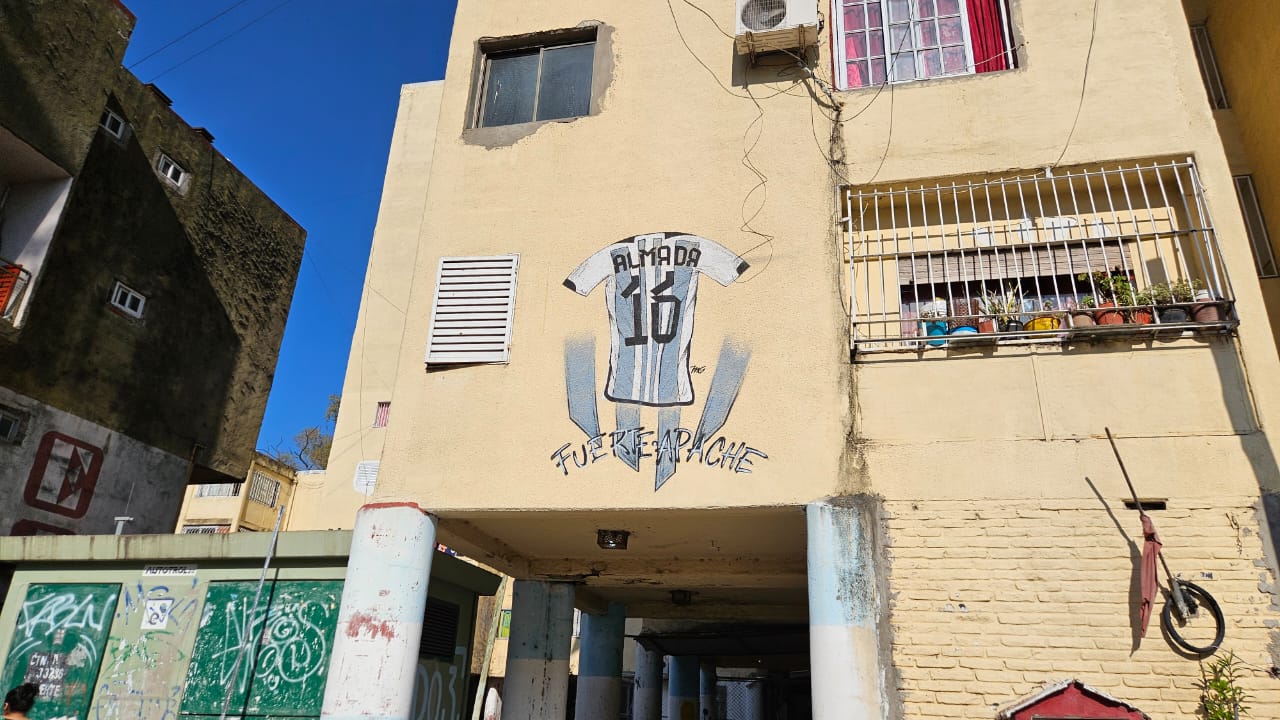 Mural com a camisa usada por Thiago Almada na Copa de 2022 (Foto: Gabriel Rodrigues/Trivela)