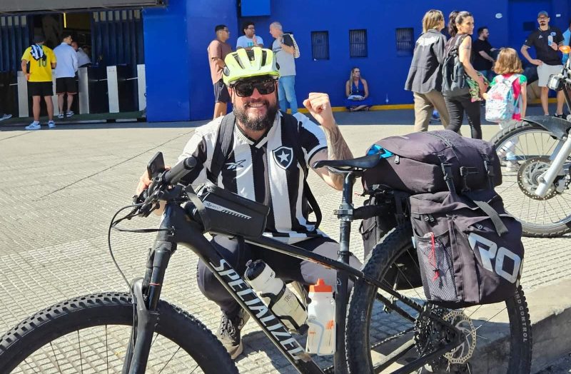 Torcedor do Botafogo encara 17 dias de bicicleta para ver a final da Libertadores