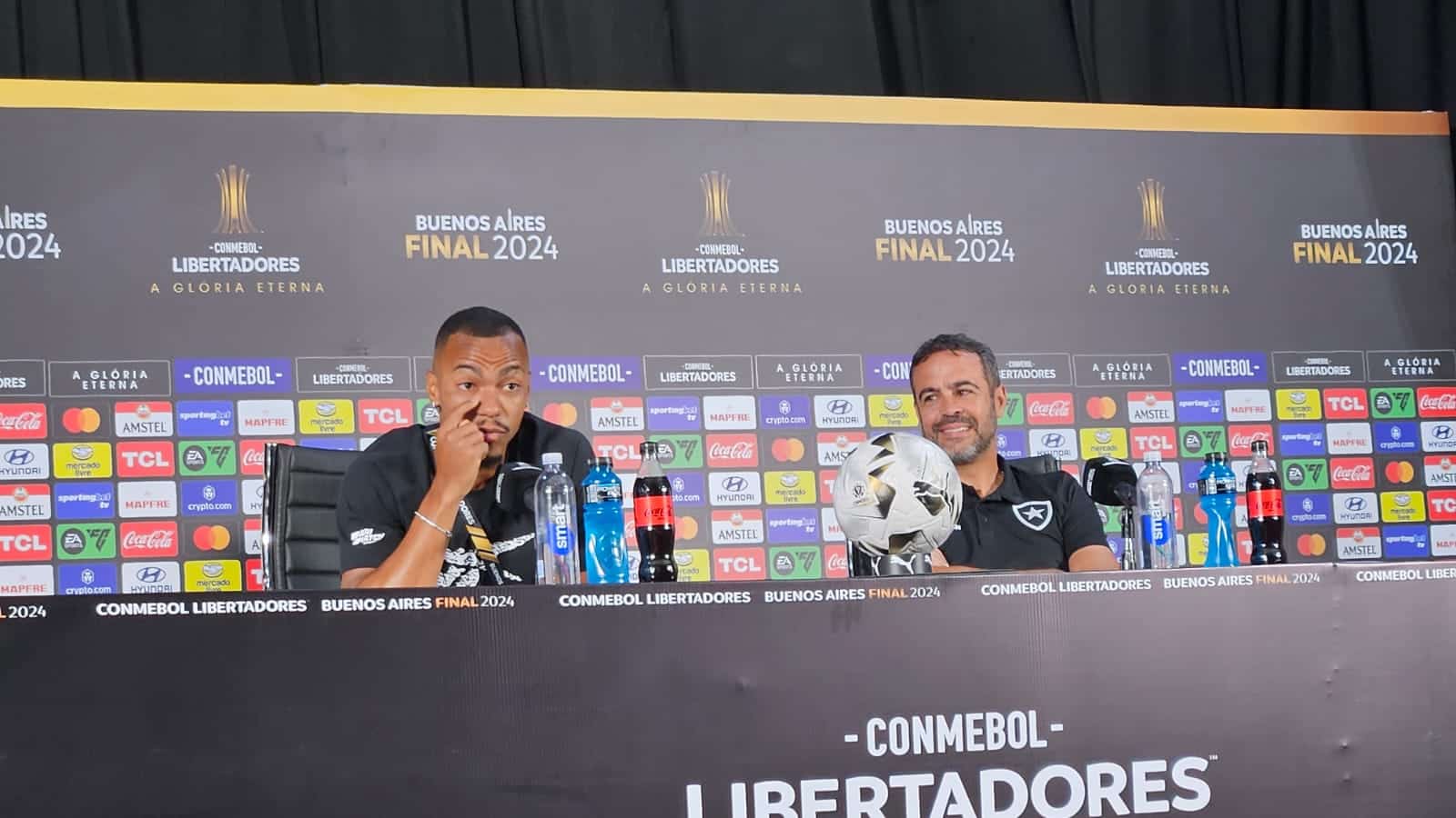 Artur Jorge estava bem-humorado em coletiva do Botafogo (Foto: Gabriel Rodrigues/Trivela)
