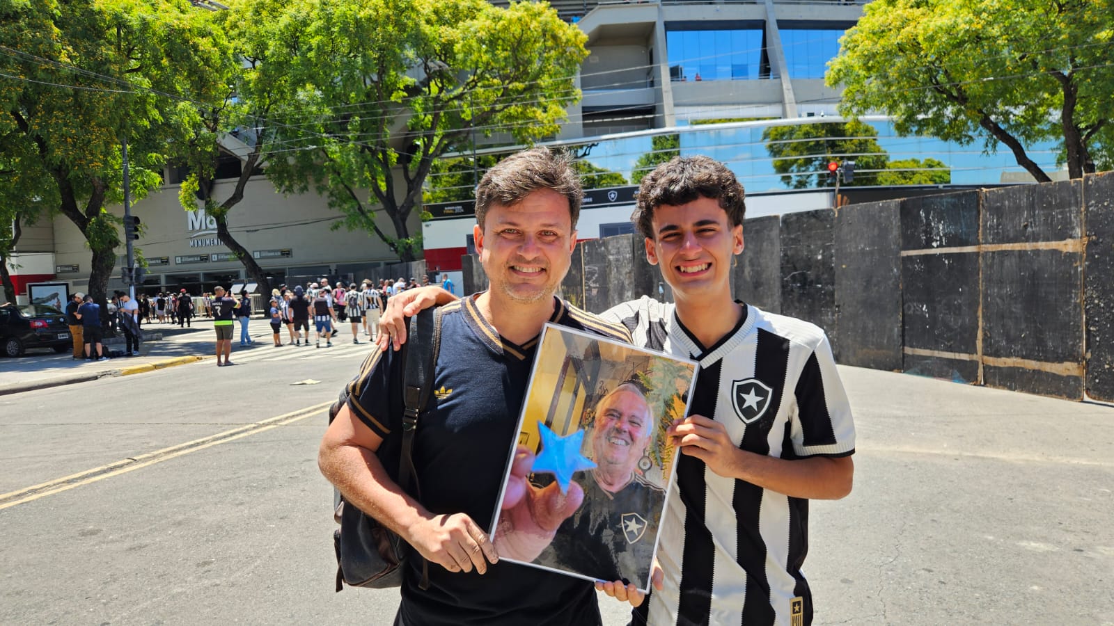 Botafoguense se emociona ao levar foto do pai, o &lsquo;anjo da guarda&rsquo; de Nilton Santos, para o Monumental