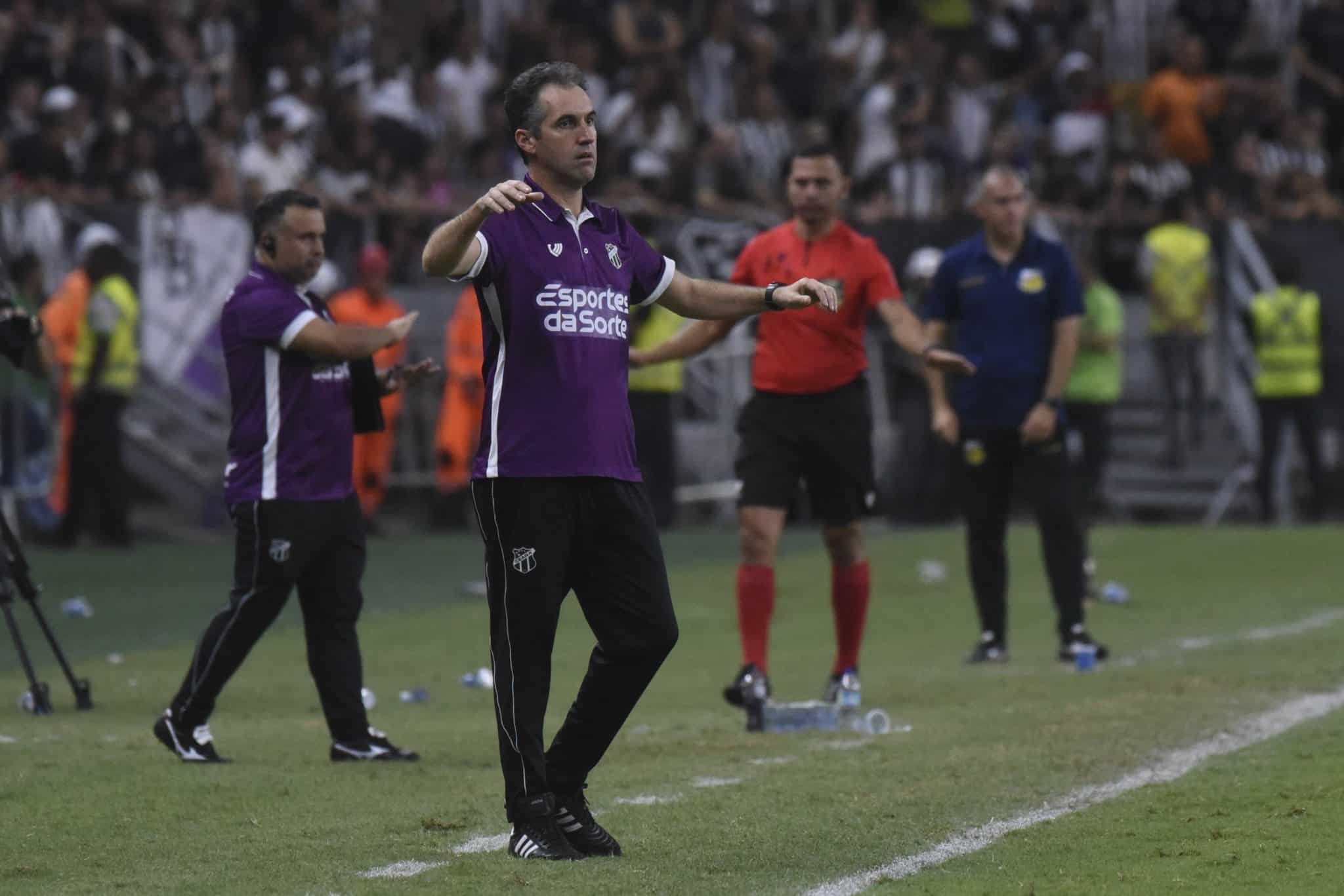 L&eacute;o Cond&eacute; &eacute; agora o segundo treinador com maior n&uacute;mero de acessos na carreira