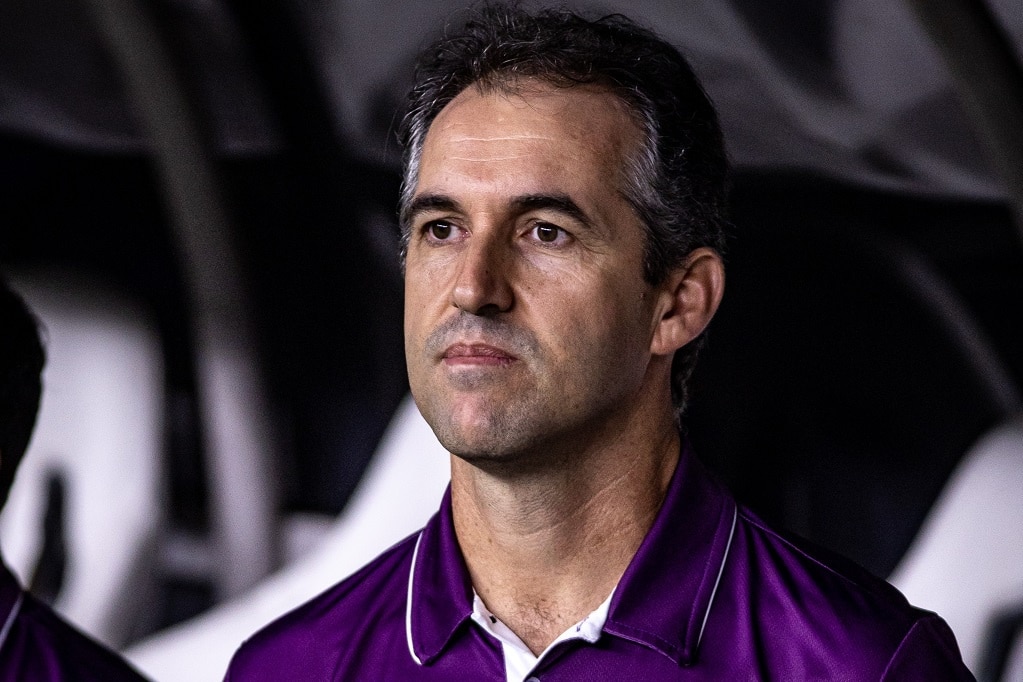 Com vaga do Cear&aacute; na S&eacute;rie A, t&eacute;cnico se aproxima de &lsquo;Reis do acesso&rsquo; no Brasil