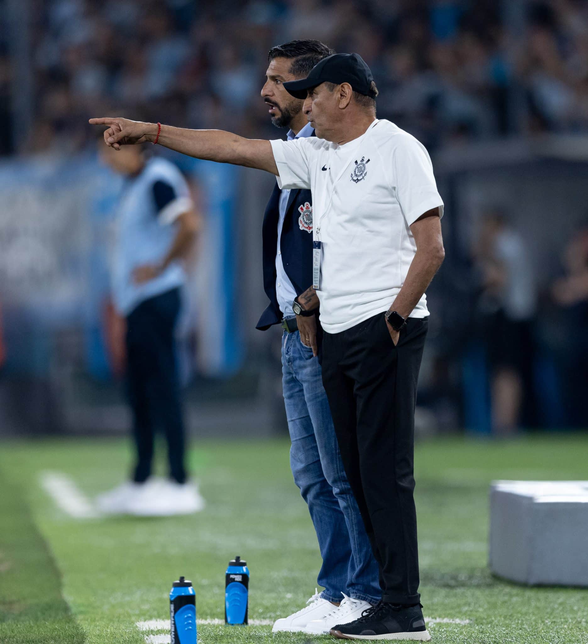 Fora da realidade, Ram&oacute;n defende trabalho no Corinthians e diz: &lsquo;Contrato at&eacute; o fim de 2025&rsquo;