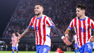 Acusado de cuspir em Messi marca gola&ccedil;o de bicicleta, e Paraguai vence Argentina