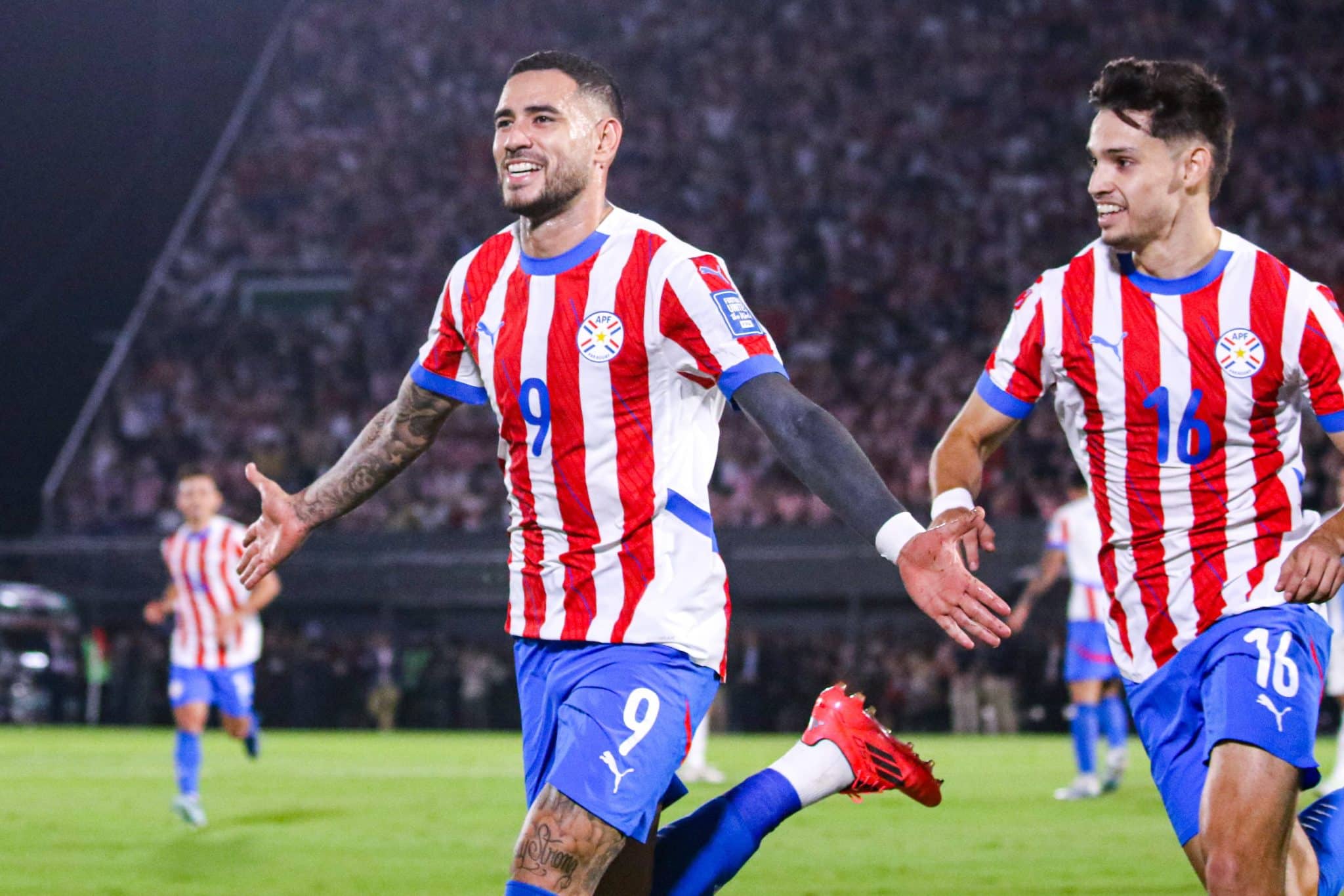 Acusado de cuspir em Messi marca gola&ccedil;o de bicicleta, e Paraguai vence Argentina