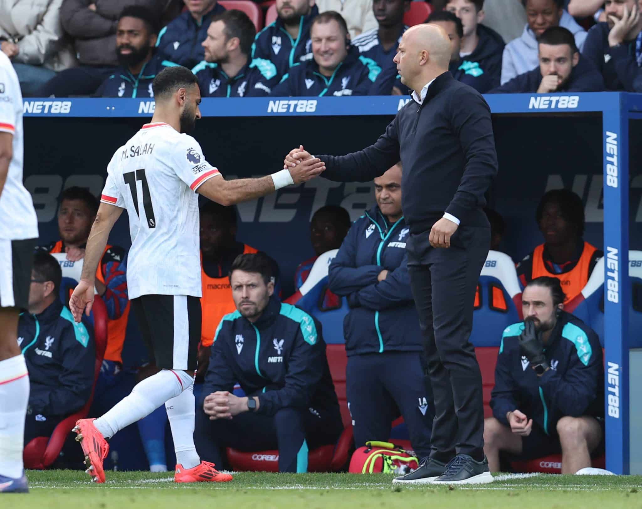 Slot e Salah se cumprimentam durante jogo do Liverpool