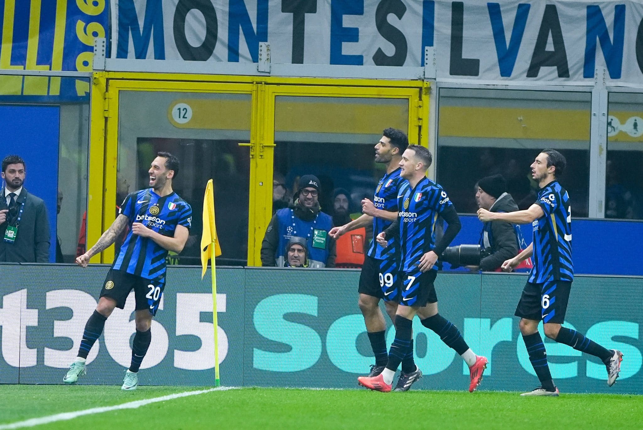 &Ccedil;alhanoglu comemora gol da Inter contra o Arsenal (Foto: IMAGO / Giuseppe Maffia)