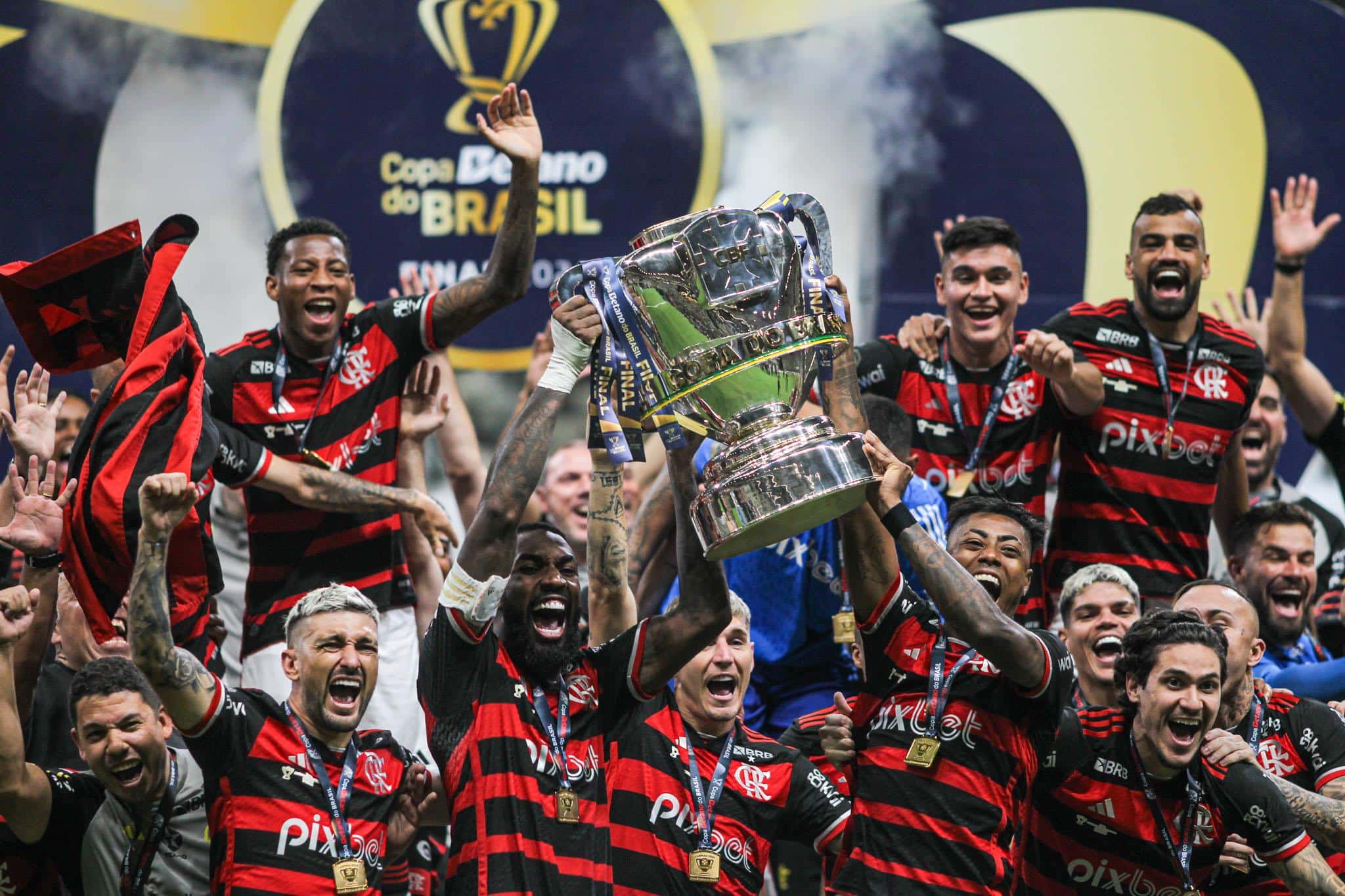 Elenco do Flamengo levanta a ta&ccedil;a da Copa do Brasil 2024