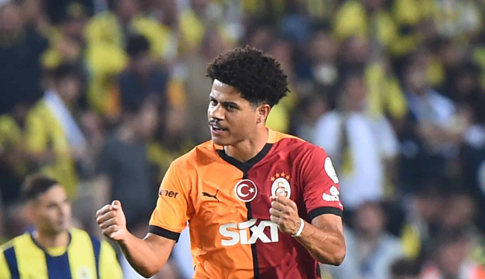 Gabriel Sara celebra gol pelo Galatasaray