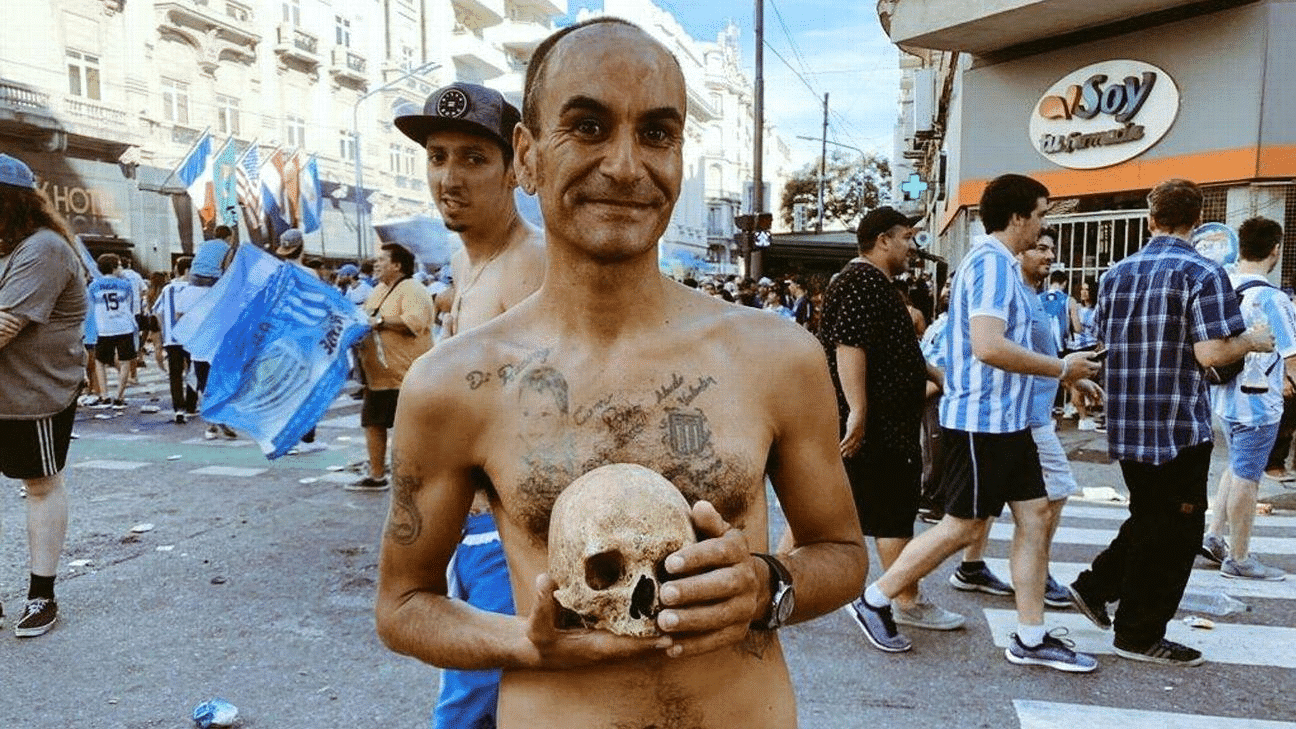 Gabriel Aranda, torcedor do Racing, com o cr&acirc;nio do av&ocirc; Valentin Aguilera durante as comemora&ccedil;&otilde;es do t&iacute;tulo argentino de 2019