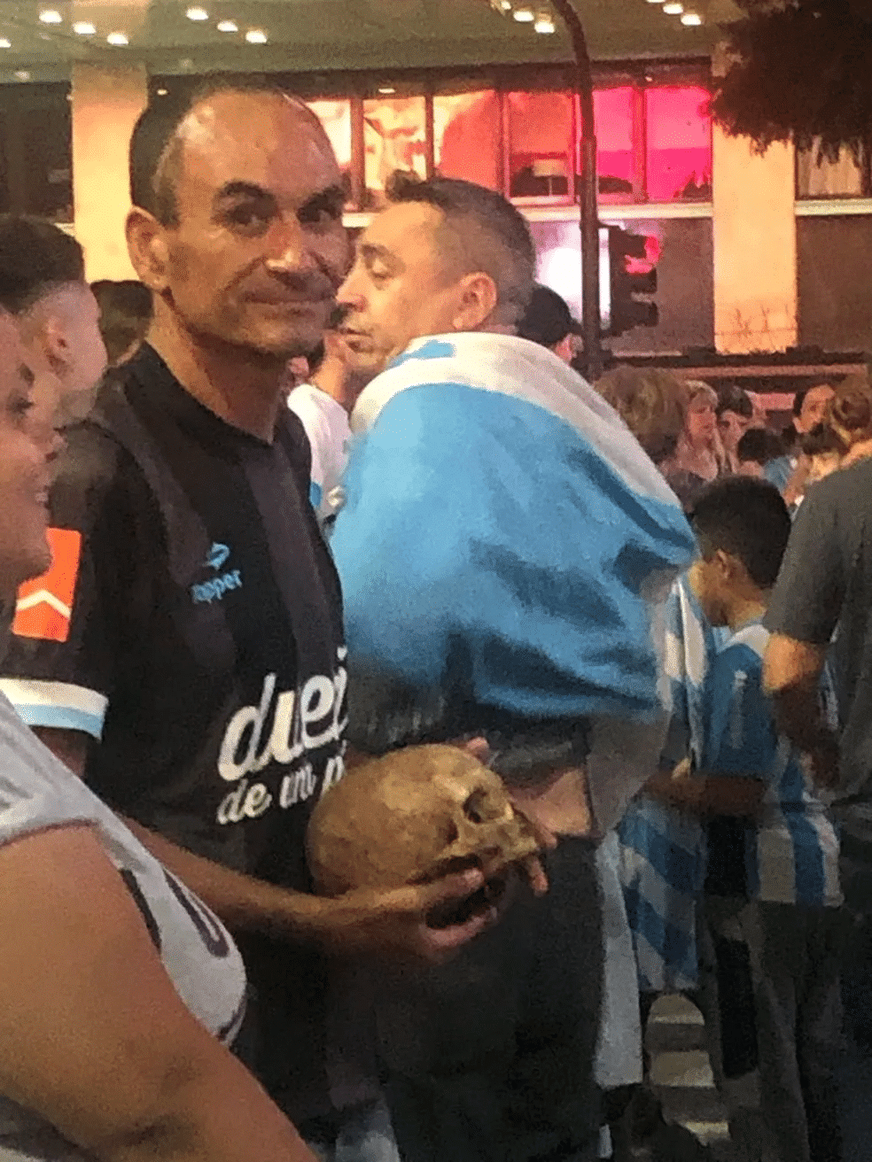 Gabriel Aranda, torcedor do Racing, com o cr&acirc;nio do av&ocirc; Valentin Aguilera durante as comemora&ccedil;&otilde;es do t&iacute;tulo argentino de 2019