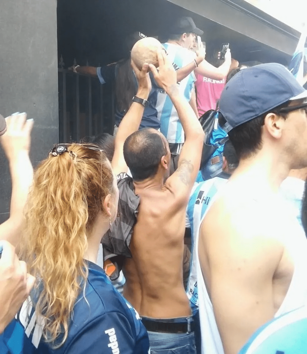 Gabriel Aranda, torcedor do Racing, com o cr&acirc;nio do av&ocirc; Valentin Aguilera durante as comemora&ccedil;&otilde;es do t&iacute;tulo argentino de 2019