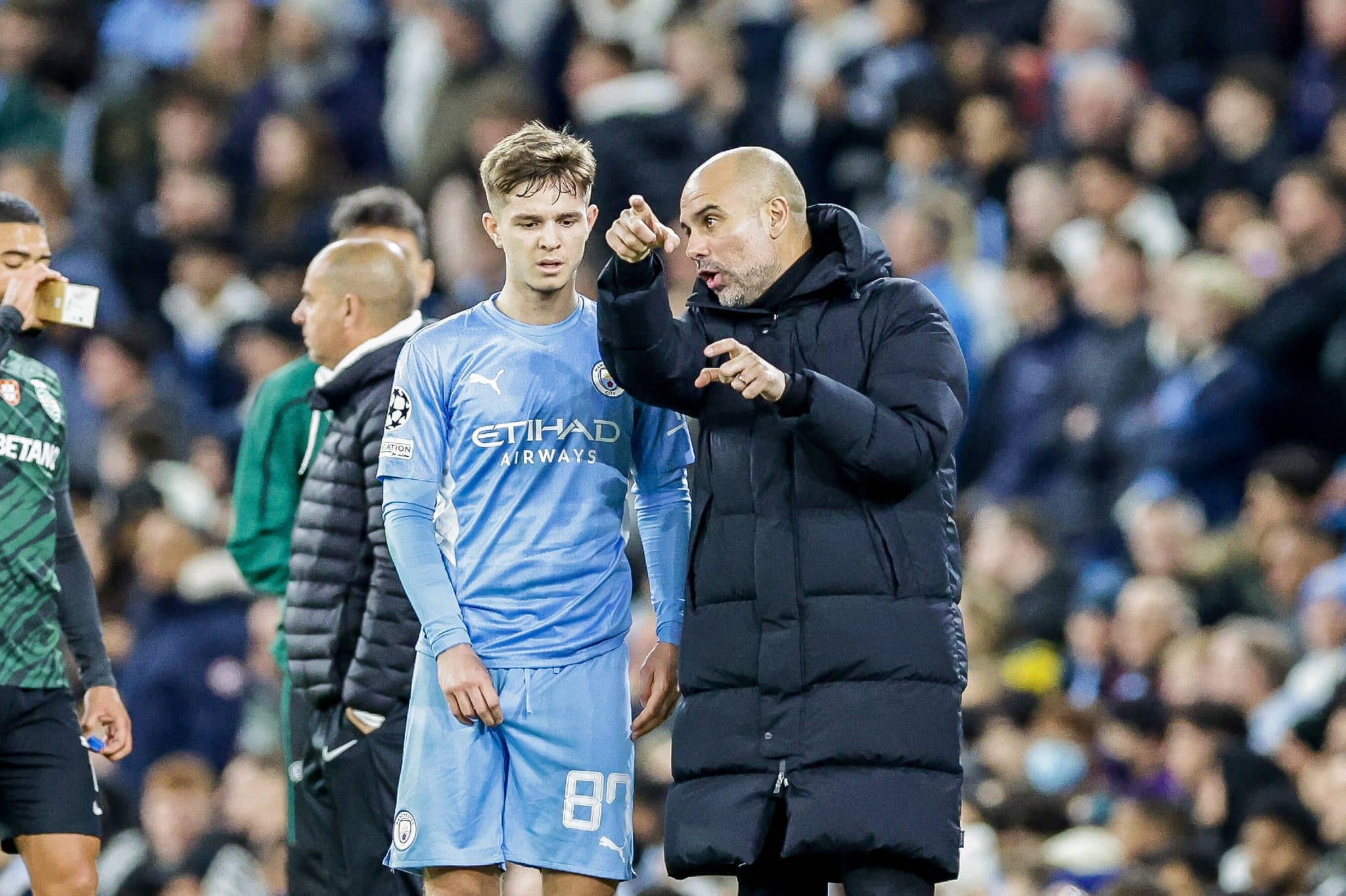 McAtee recebe instru&ccedil;&otilde;es de Pep Guardiola durante jogo do City