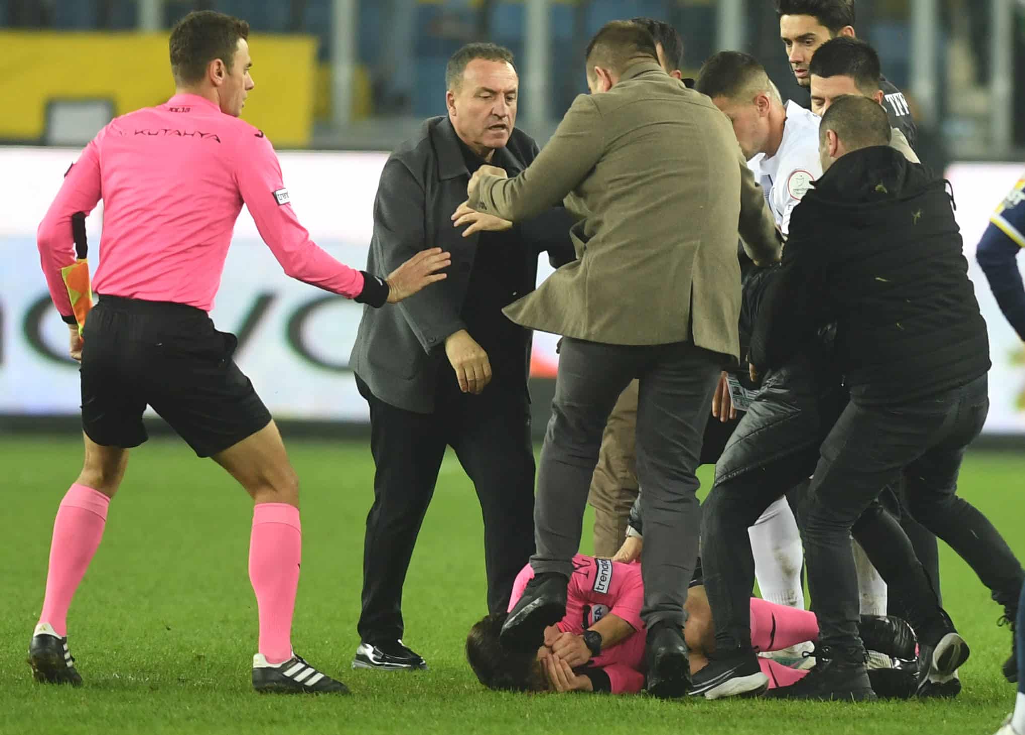 Membros da comiss&atilde;o t&eacute;cnica do Ankaragucu agridem &aacute;rbitro. Foto: Imago