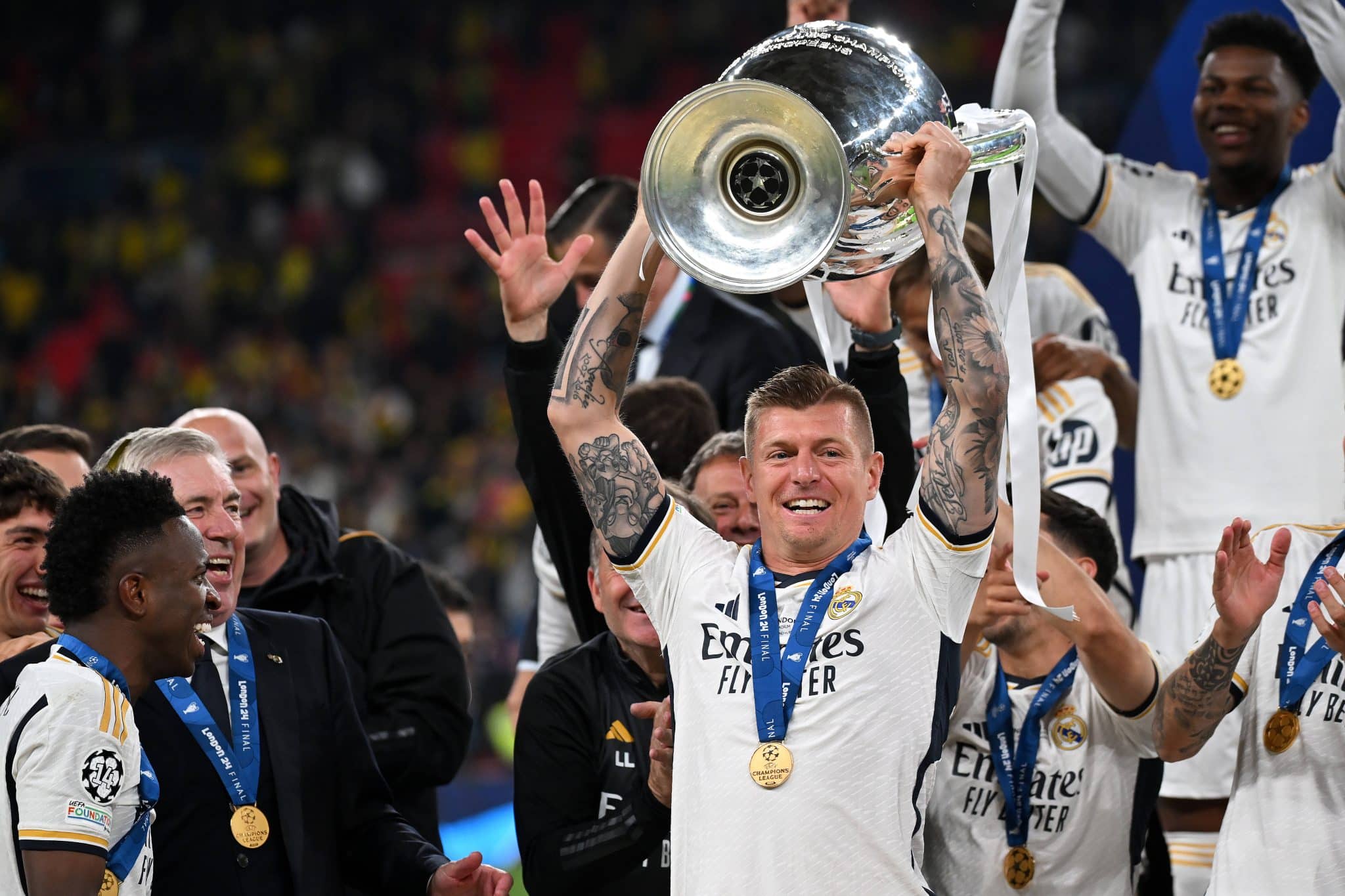 Kroos ergue o trof&eacute;u da Champions League
