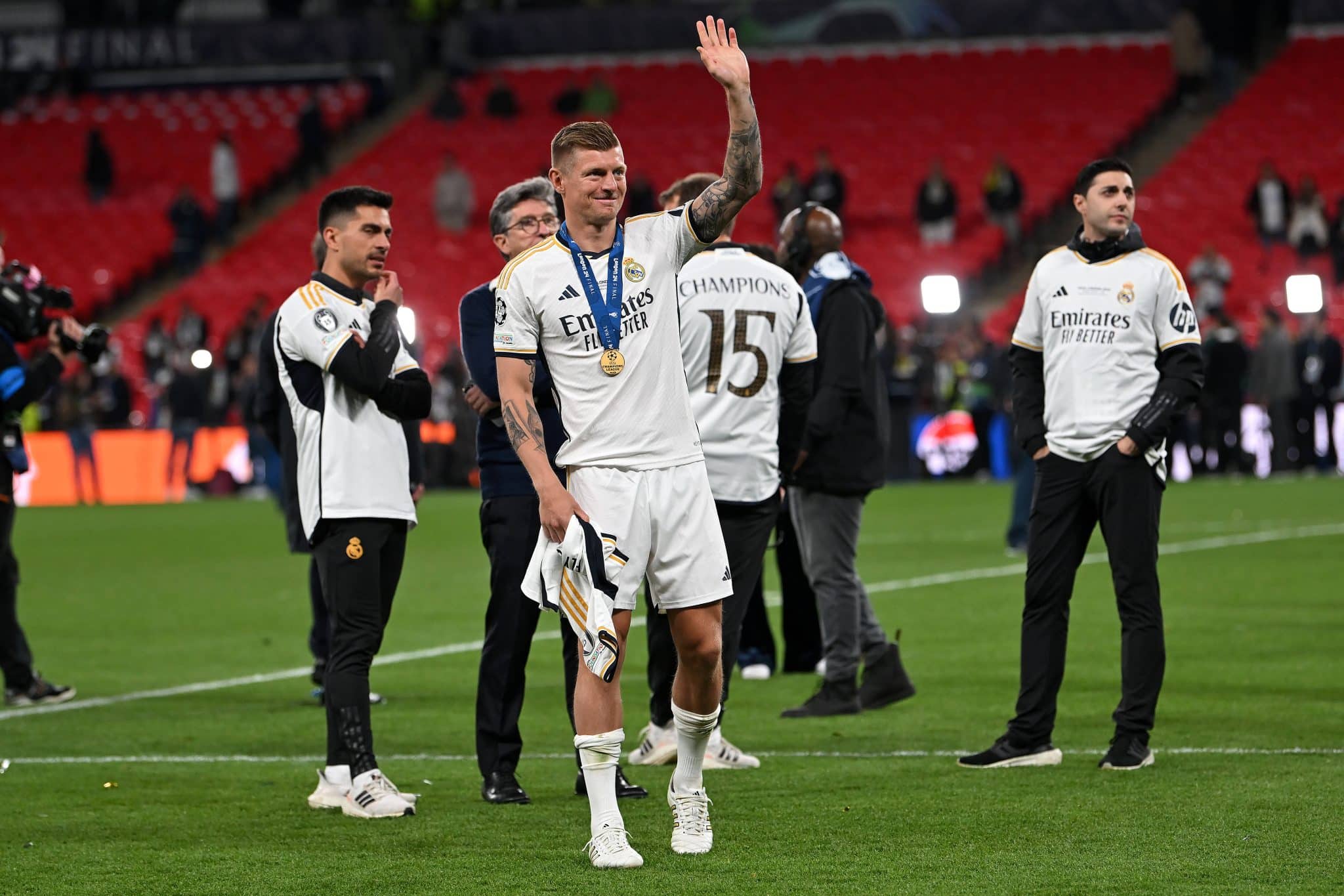 Kroos acena para torcedores do Real Madrid em Wembley, ap&oacute;s a final da Champions League 