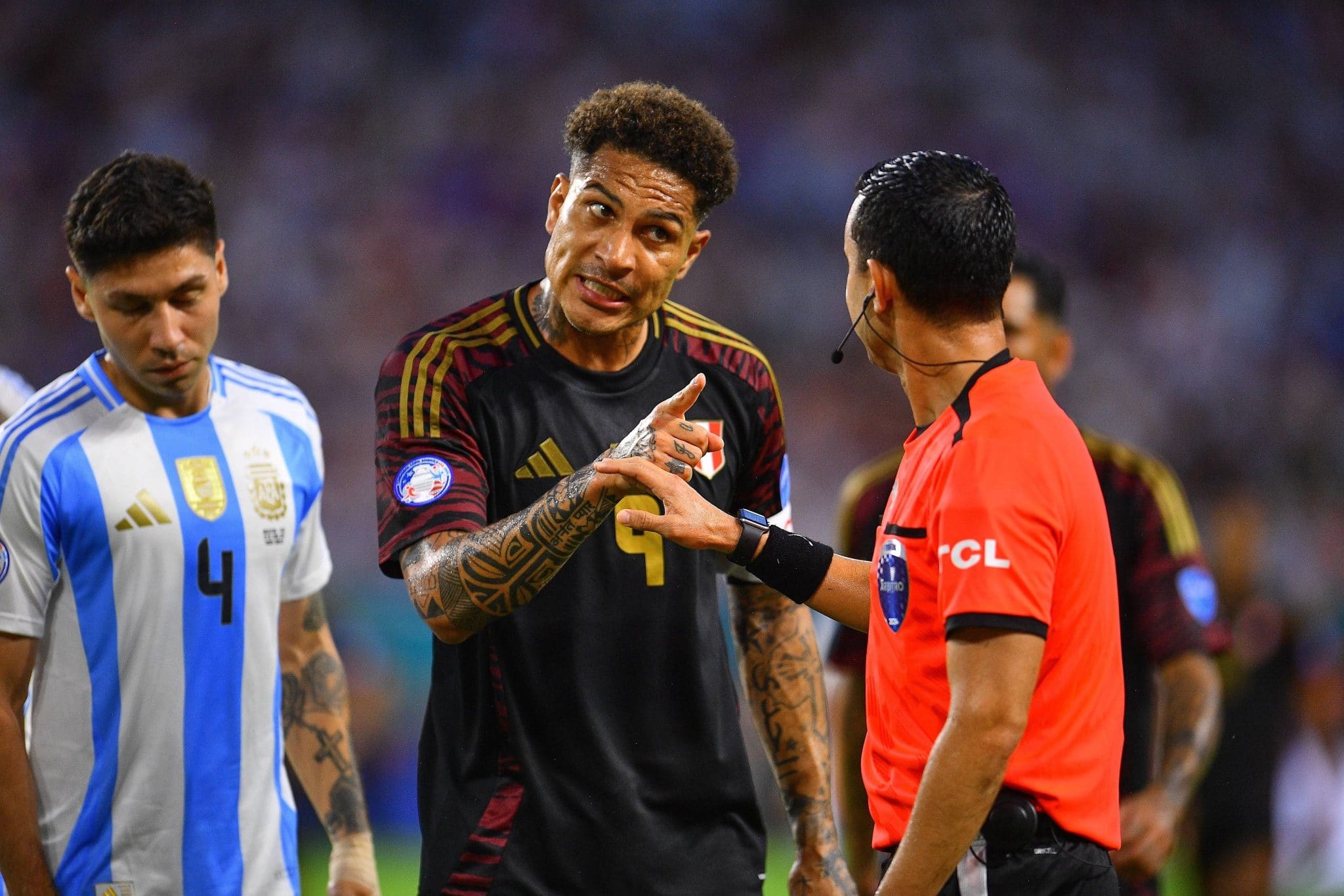 &lsquo;Tocava em Messi e era falta&rsquo;: Guerrero detona arbitragem ap&oacute;s derrota para Argentina