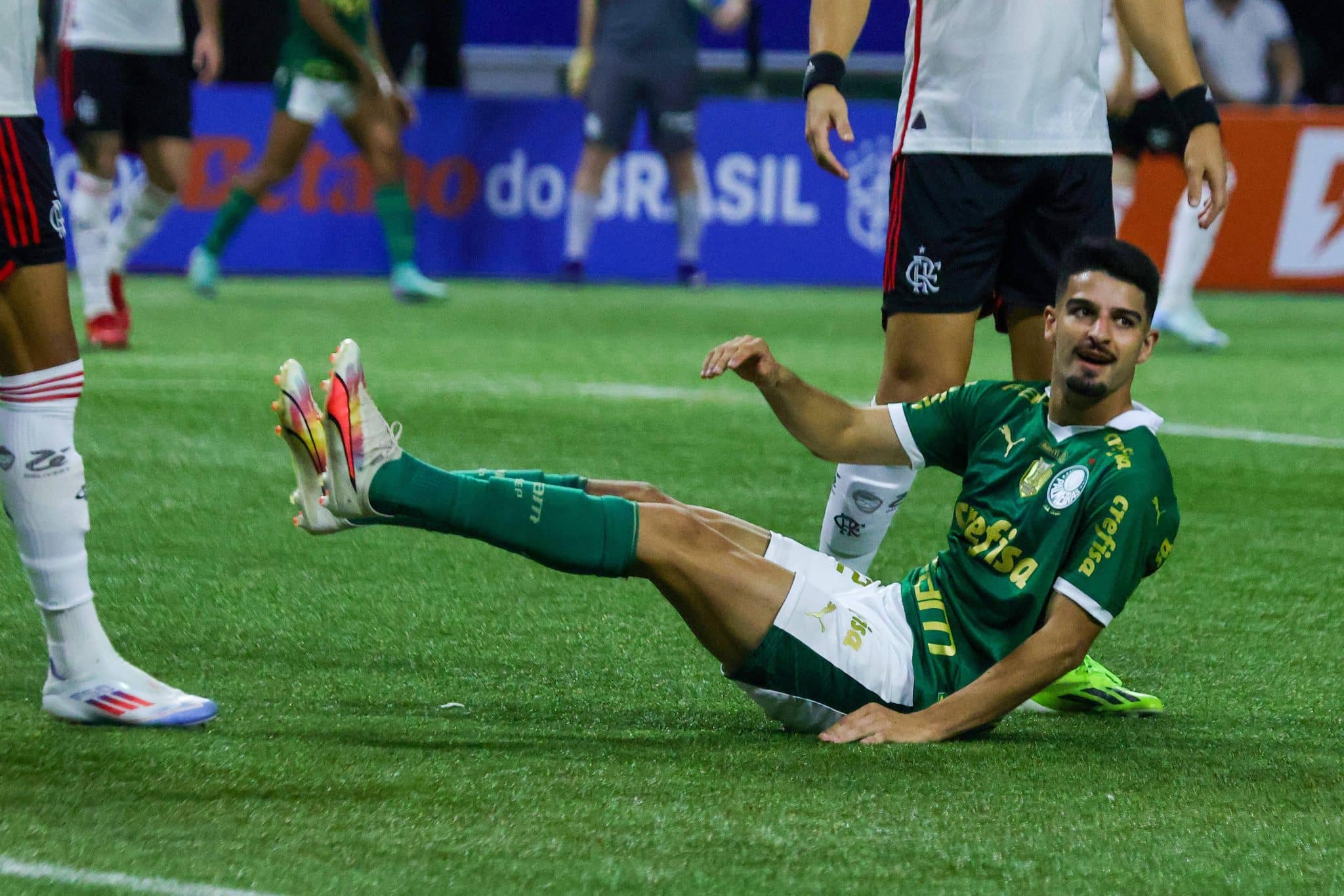Flaco L&oacute;pez, no ch&atilde;o, em jogo do Palmeiras