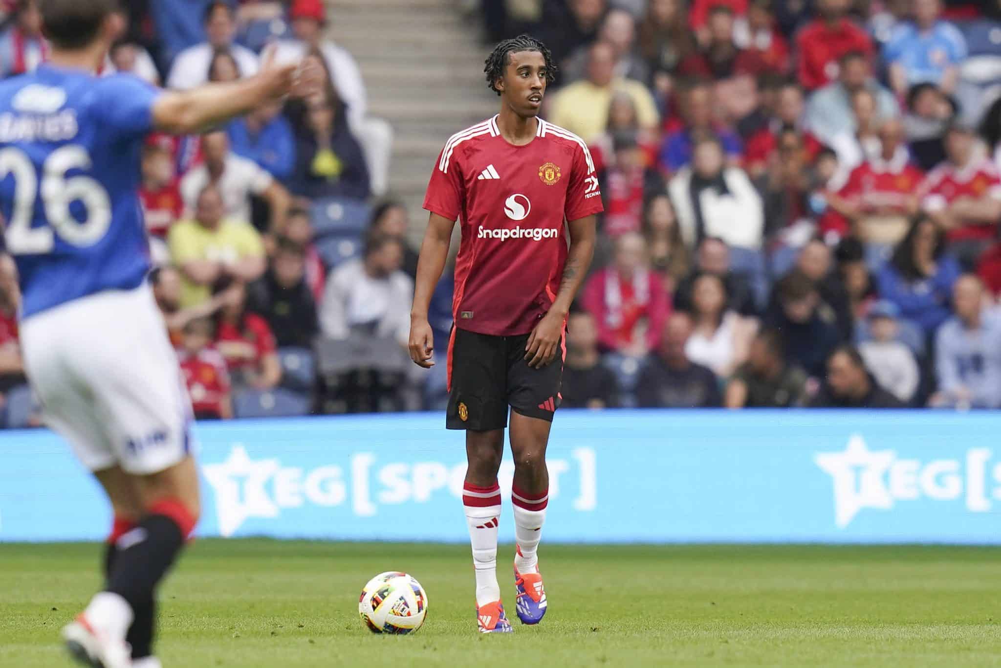 Leny Yoro, zagueiro do Manchester United. Foto: Imago
