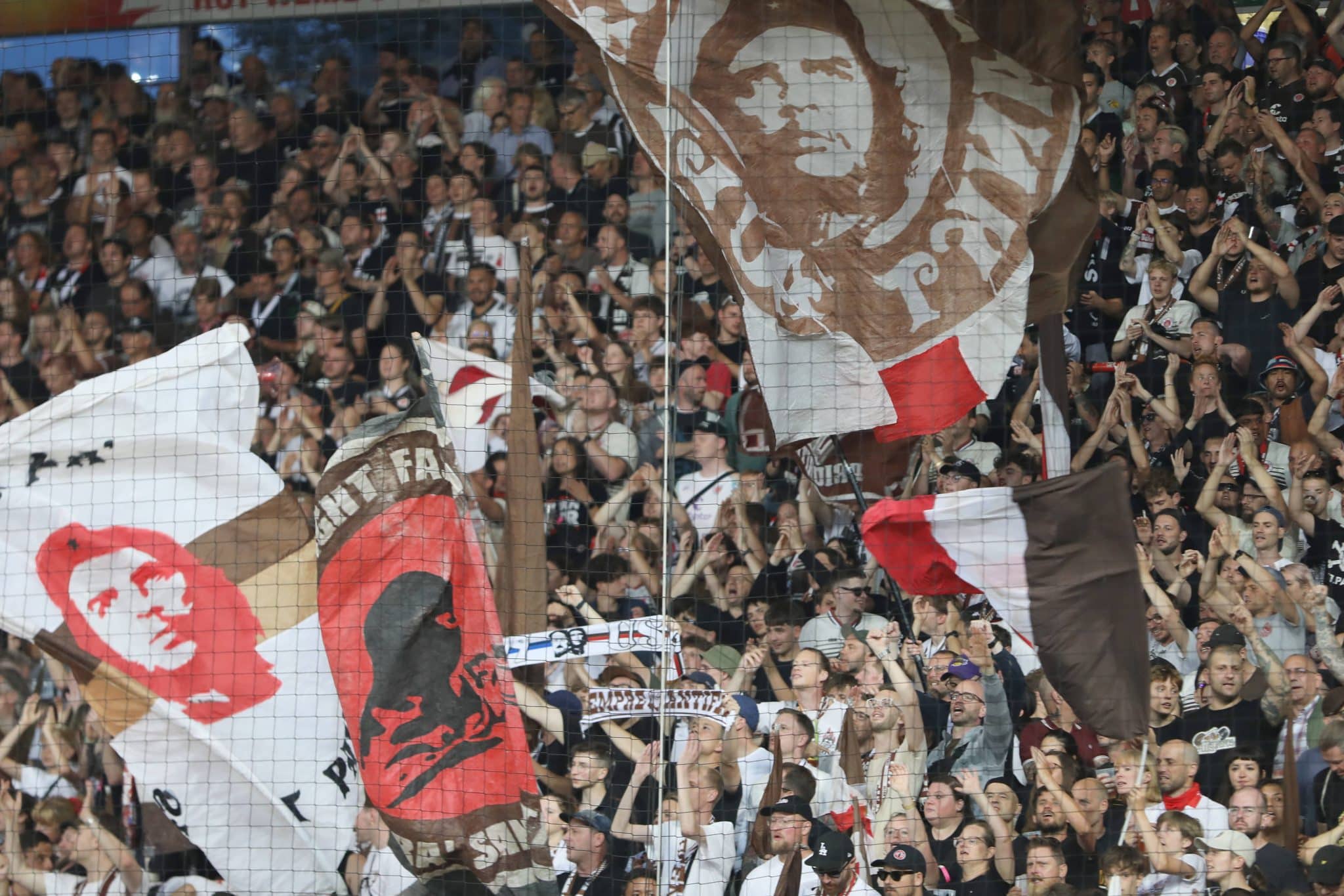 Foto: (Imago) - St. Pauli levanta bandeira de Che Guevara, figura importante na Revolu&ccedil;&atilde;o Cubana de 1959