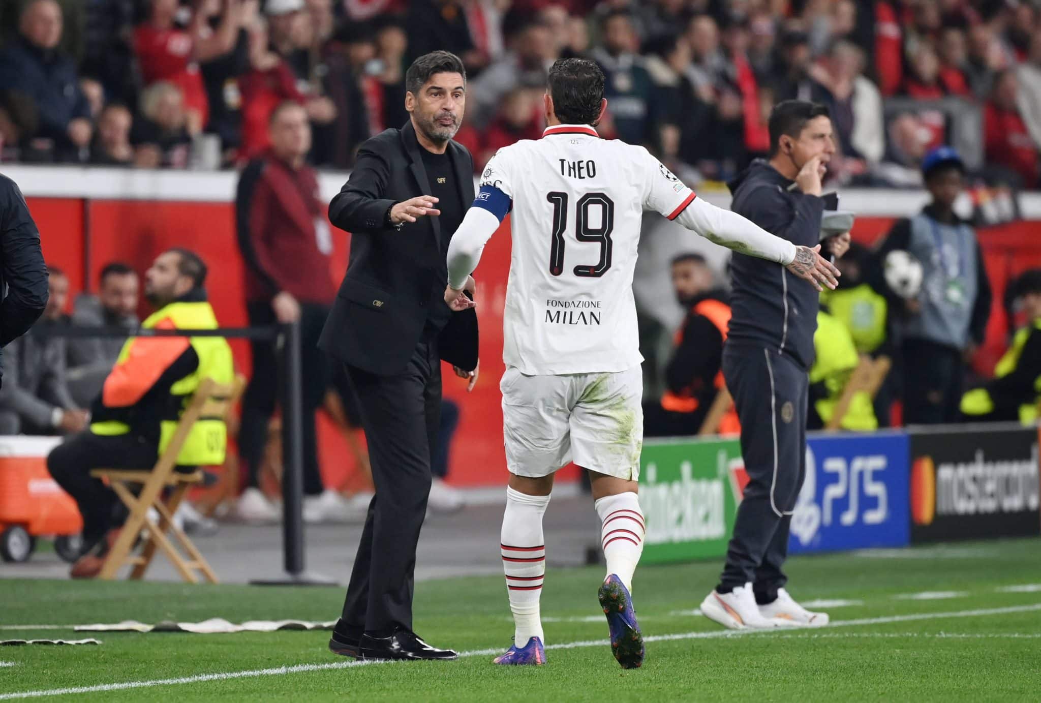 Paulo Fonseca d&aacute; orienta&ccedil;&otilde;es a Theo Hern&aacute;ndez durante jogo do Milan